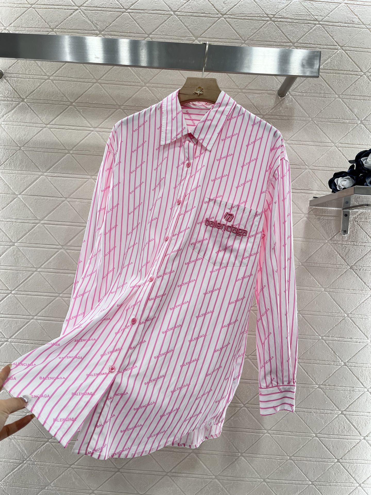 ♥Balenciag*♥2025新品上架
     条纹刺绣口袋衬衣
定制YB斜纹全棉材质 质感舒适细腻