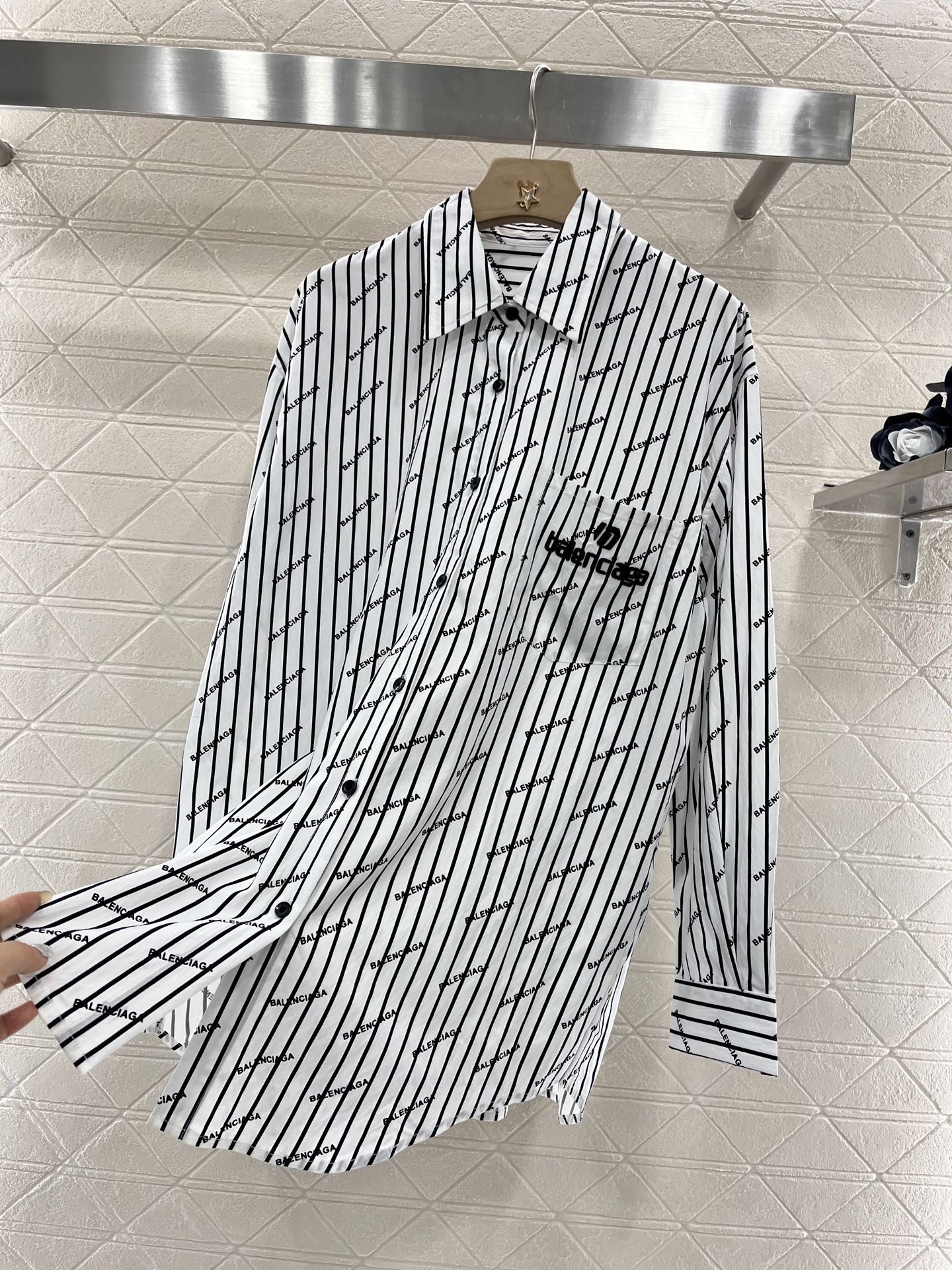 ♥Balenciag*♥2025新品上架
     条纹刺绣口袋衬衣
定制YB斜纹全棉材质 质感舒适细腻