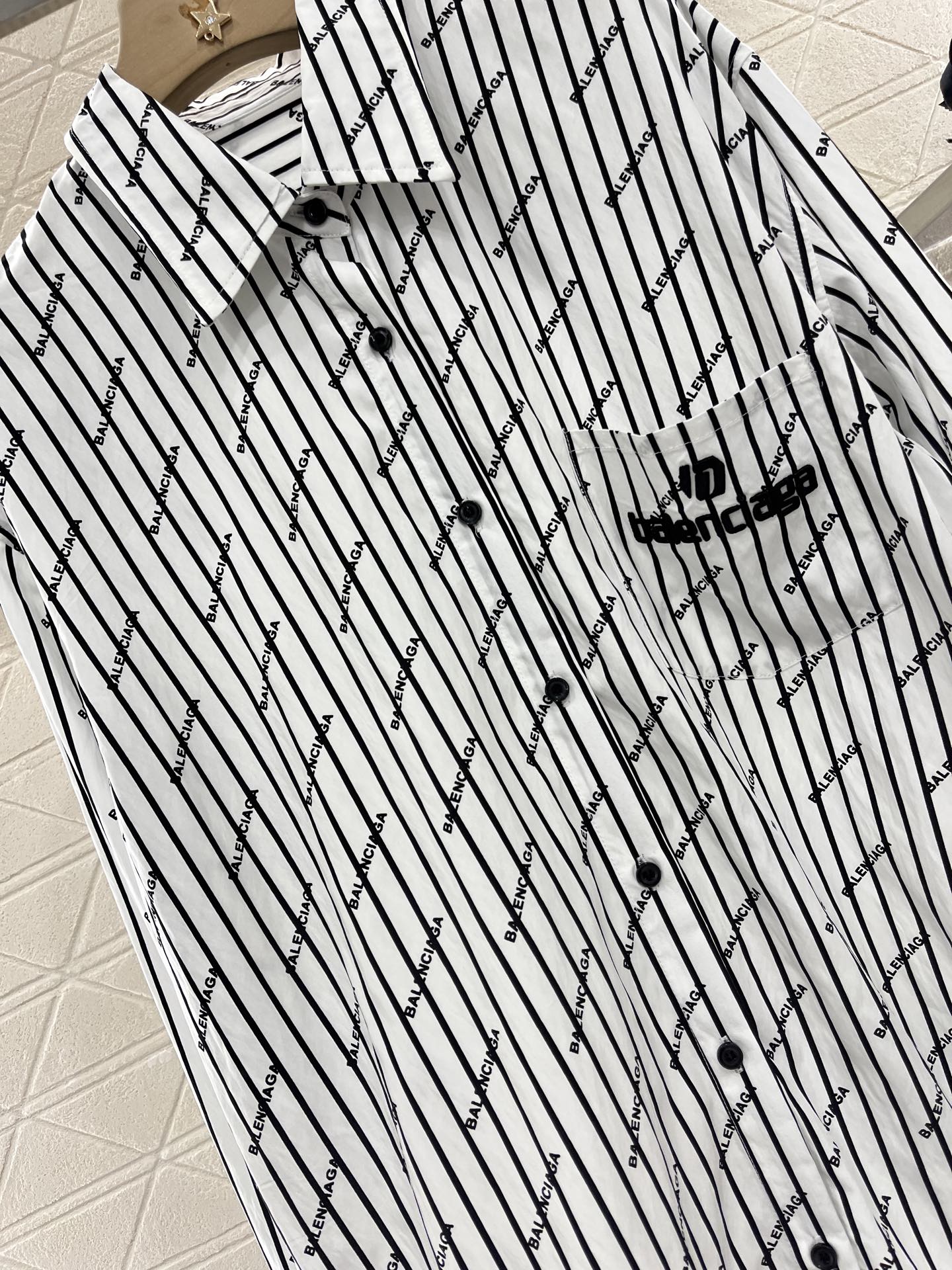 ♥Balenciag*♥2025新品上架
     条纹刺绣口袋衬衣
定制YB斜纹全棉材质 质感舒适细腻