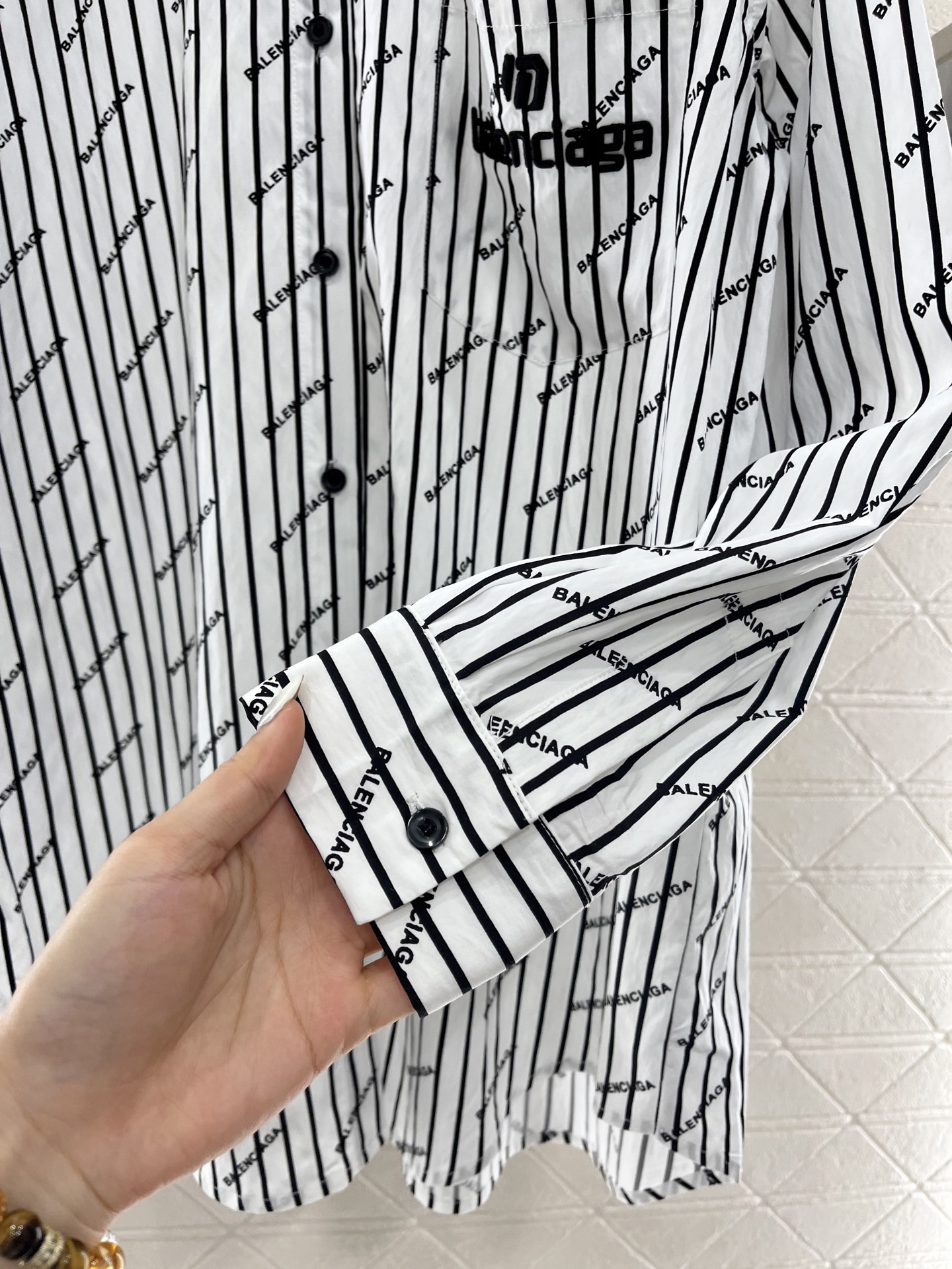 ♥Balenciag*♥2025新品上架
     条纹刺绣口袋衬衣
定制YB斜纹全棉材质 质感舒适细腻