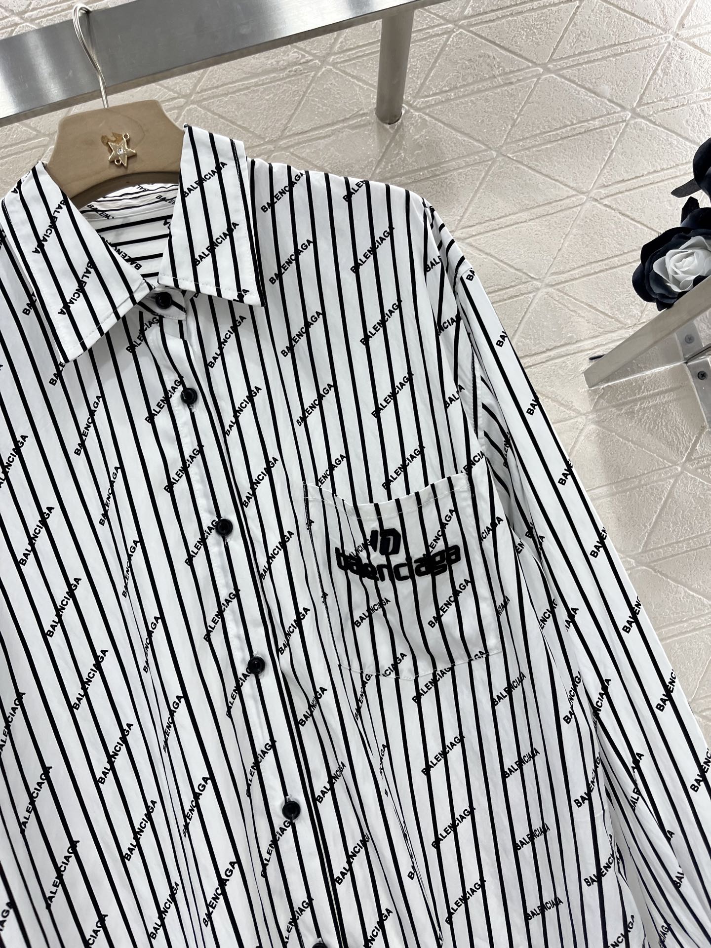 ♥Balenciag*♥2025新品上架
     条纹刺绣口袋衬衣
定制YB斜纹全棉材质 质感舒适细腻