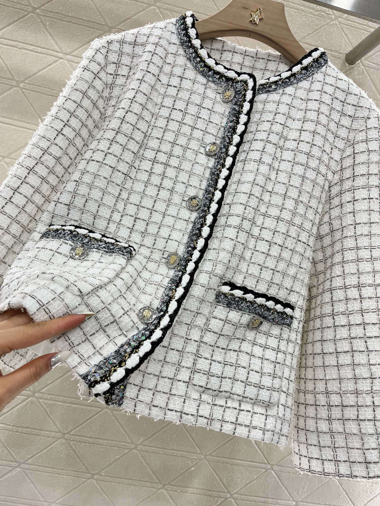 ♥Chane*♥2025新品上架
斗篷捆边洋装半裙套装
定制YB进口粗纺羊毛呢材质 质感高级 品相