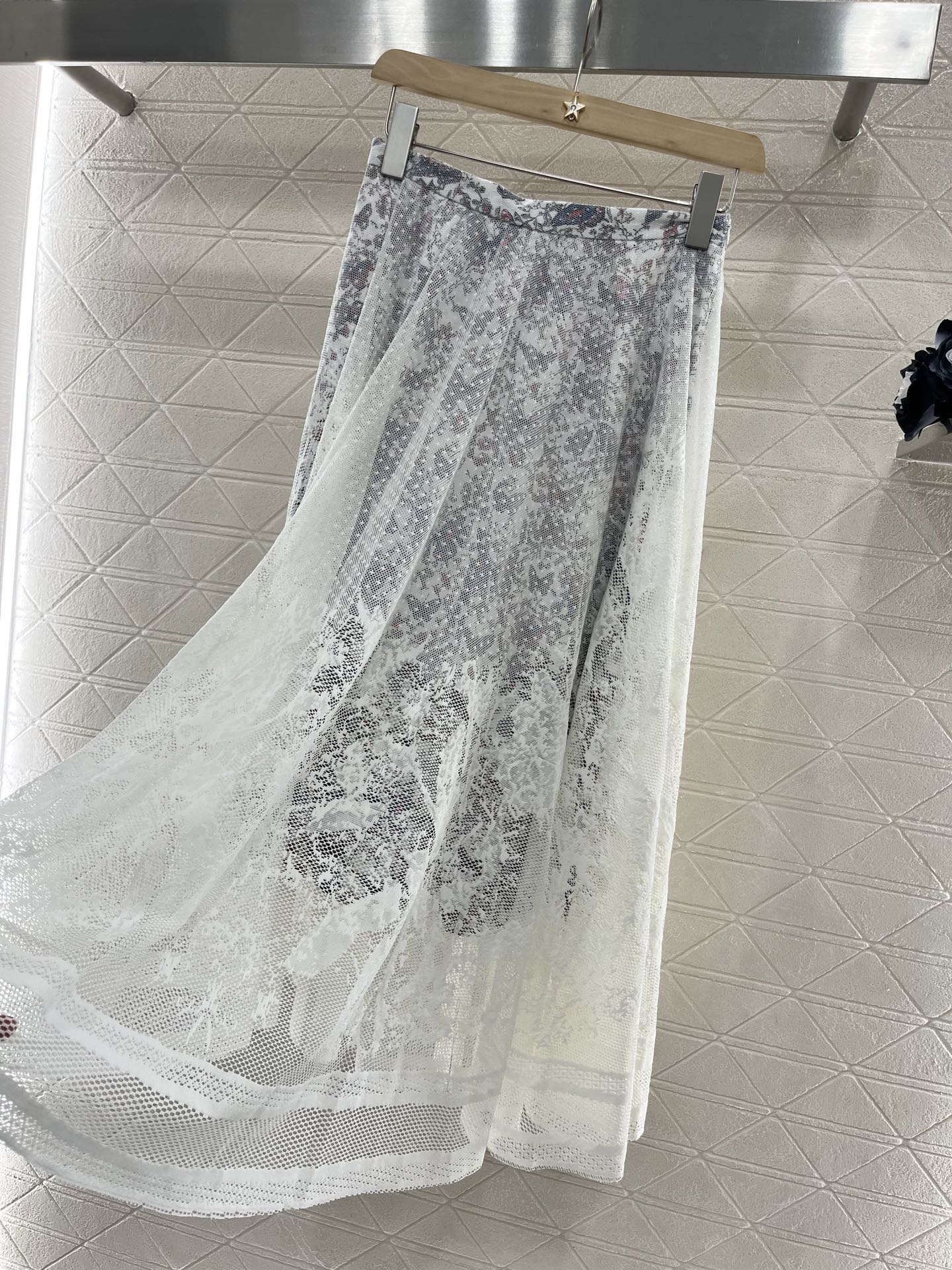 ♥Dio*♥2025新品上架
    蕾丝双层半身裙
定制YB进口蕾丝材质 沿用绣花工艺处理 呈现出花型