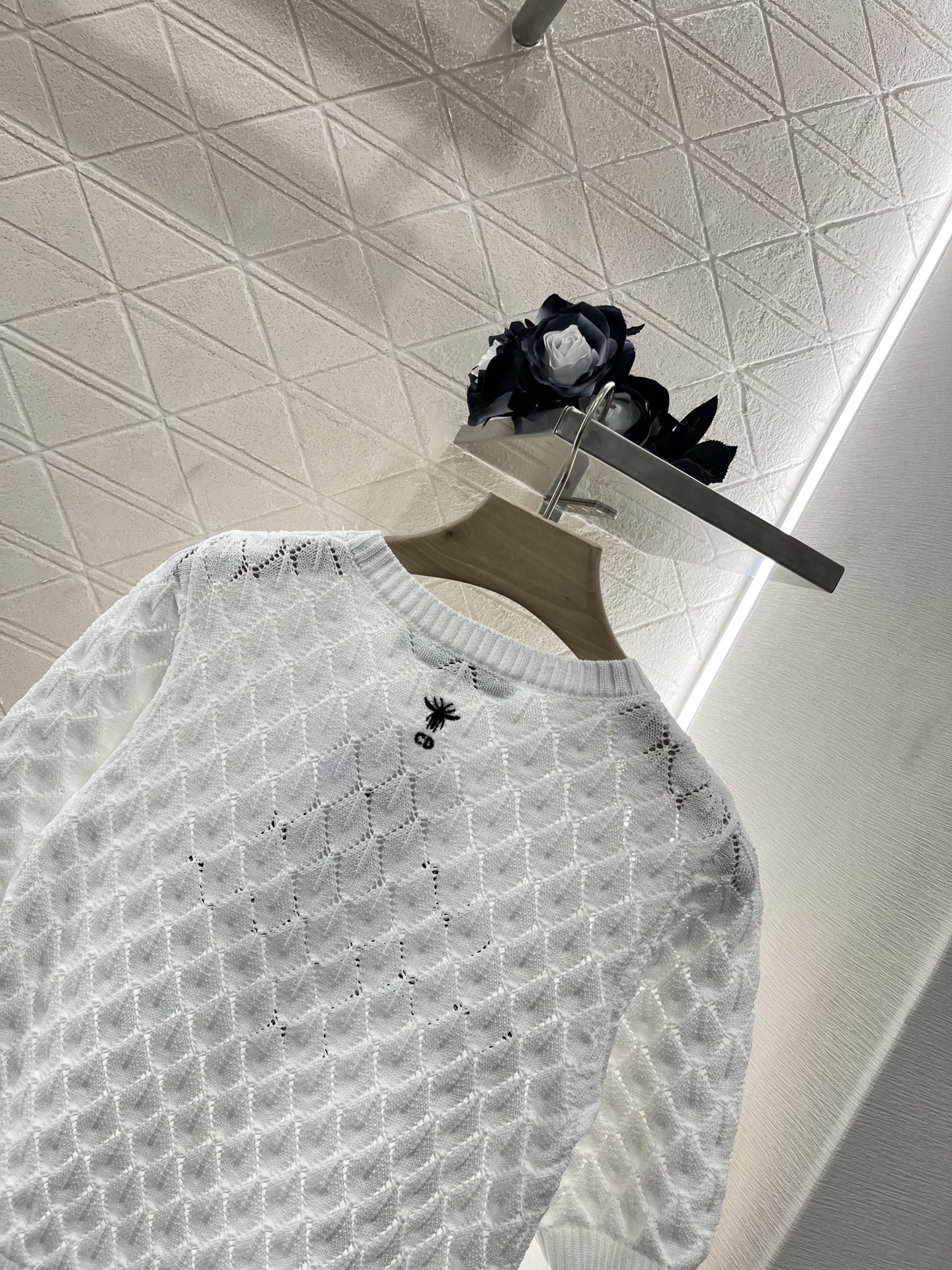 ♥Dio*♥2025新品上架
     镂空菱格针织短袖
定制YB羊毛纱线织造 细腻肌理 柔软舒适 针织
