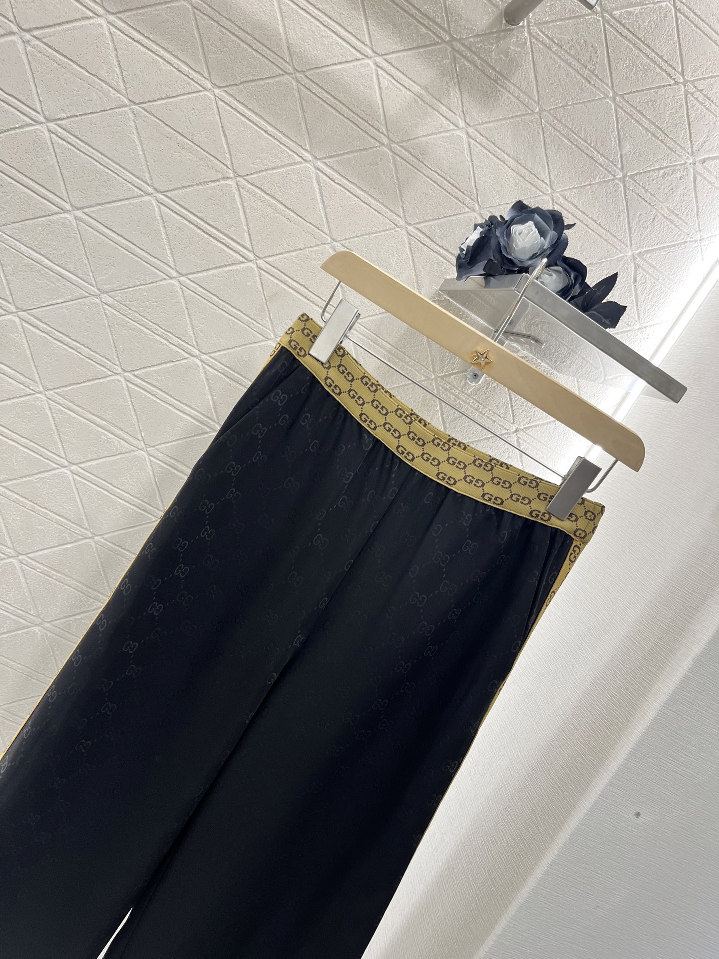 ♥Gucc*♥2025新品上架
    提花织带烧花长裤
定制YB进口材质 质感高级 垂顺有型 直筒长裤