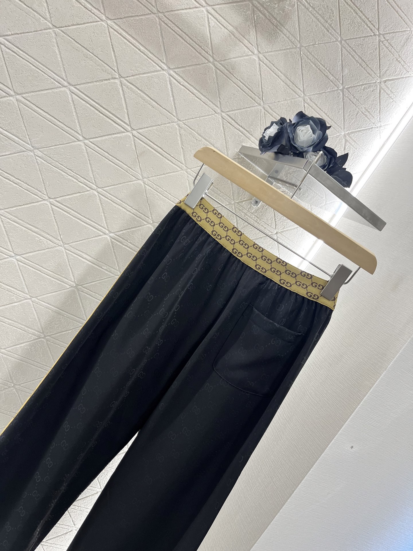 ♥Gucc*♥2025新品上架
    提花织带烧花长裤
定制YB进口材质 质感高级 垂顺有型 直筒长裤