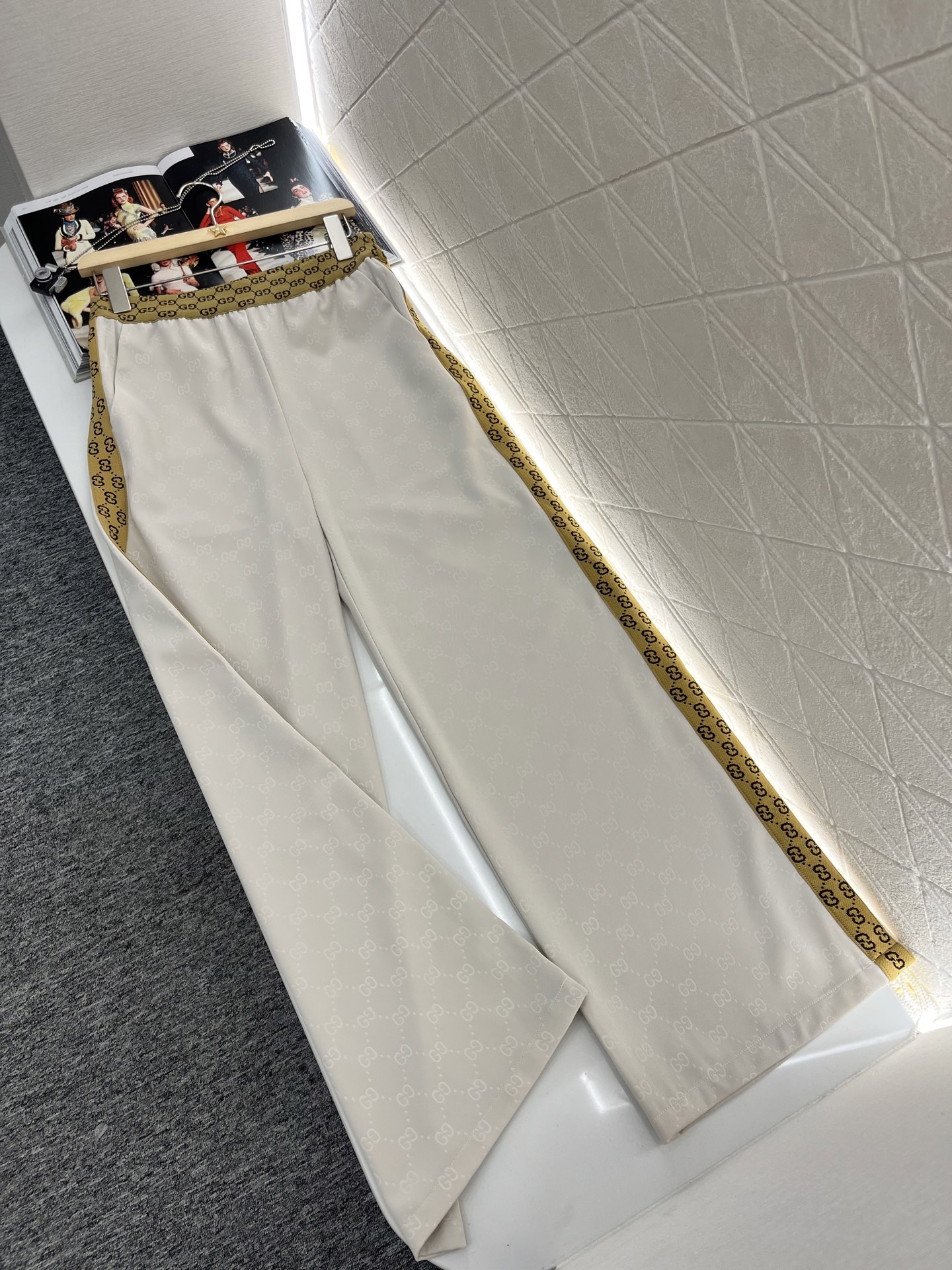 ♥Gucc*♥2025新品上架
    提花织带烧花长裤
定制YB进口材质 质感高级 垂顺有型 直筒长裤