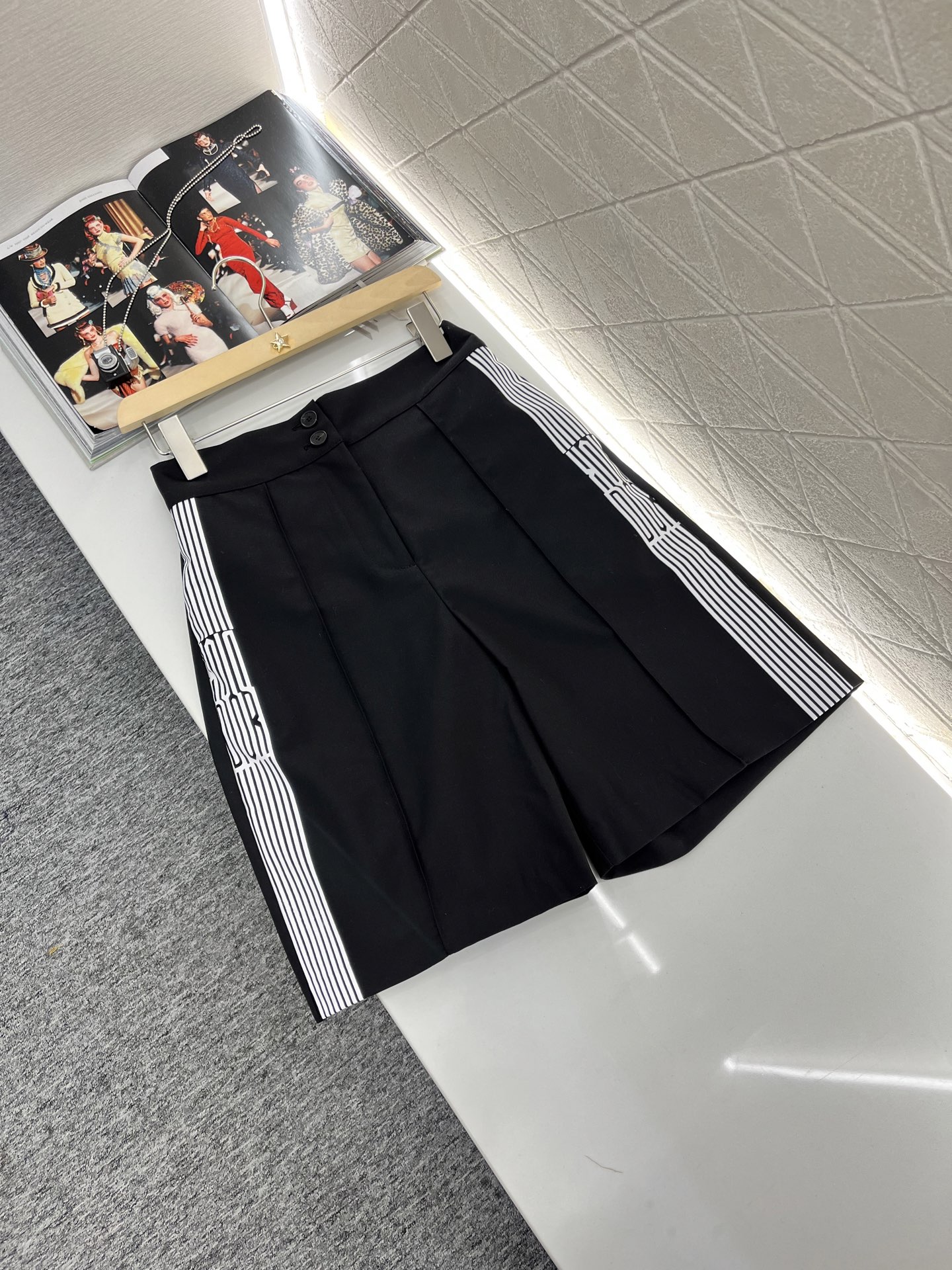 ♥Dio*♥2025新品上架
   印花字母西装中裤
定制YB进口人棉材质 工艺处理 质感光泽 穿搭不易