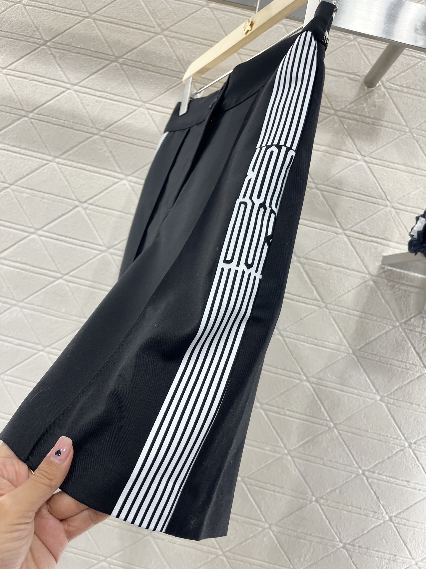 ♥Dio*♥2025新品上架
   印花字母西装中裤
定制YB进口人棉材质 工艺处理 质感光泽 穿搭不易