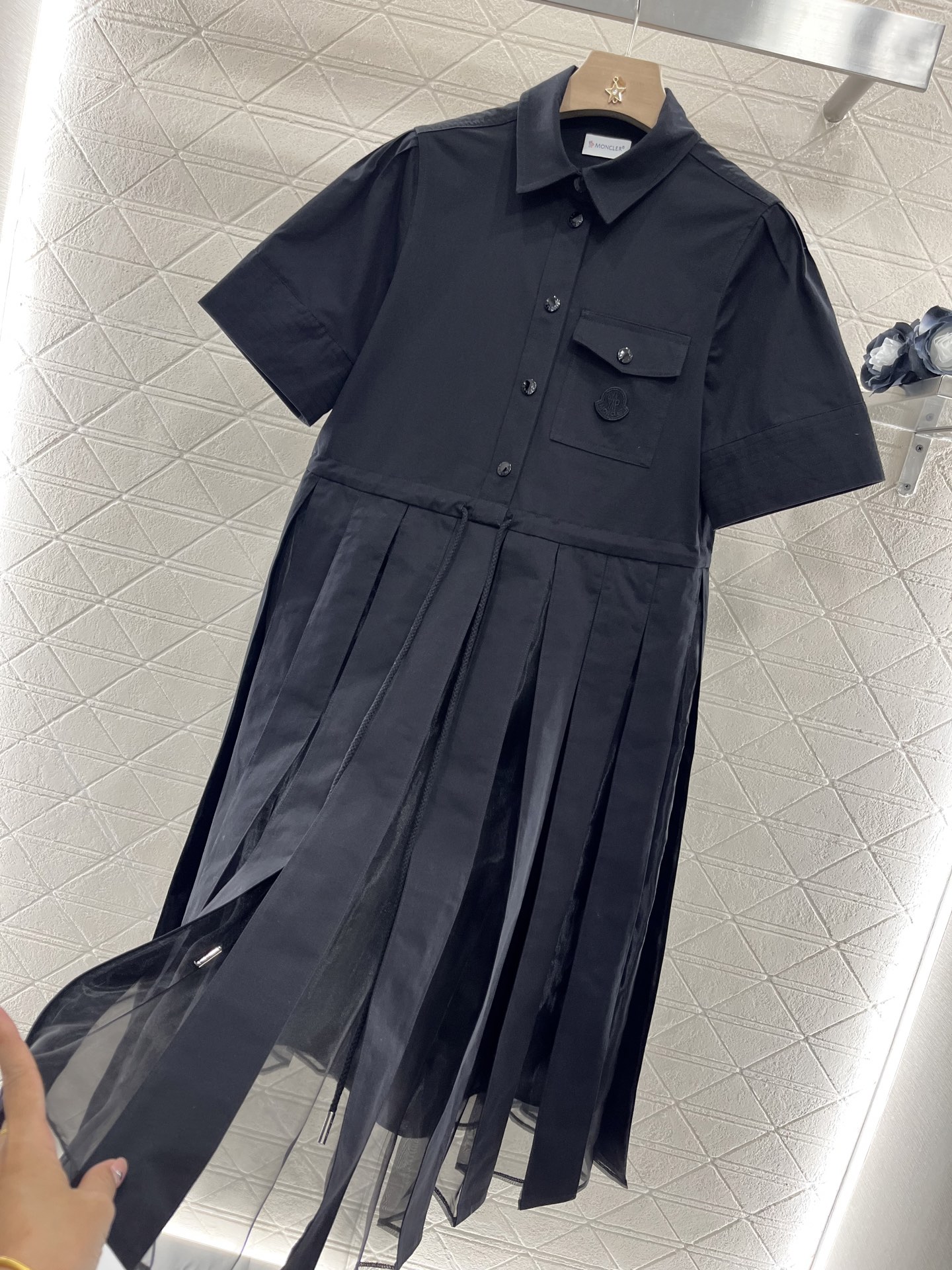 ♥Moncle*♥2025新品上架
     翻领短袖连衣裙
定制YB斜纹全棉材质 工艺处理 穿搭透气 