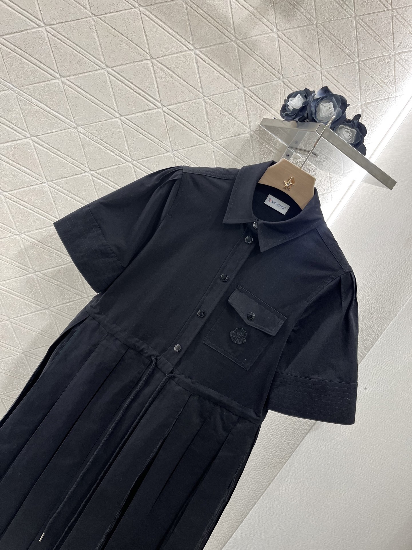 ♥Moncle*♥2025新品上架
     翻领短袖连衣裙
定制YB斜纹全棉材质 工艺处理 穿搭透气 
