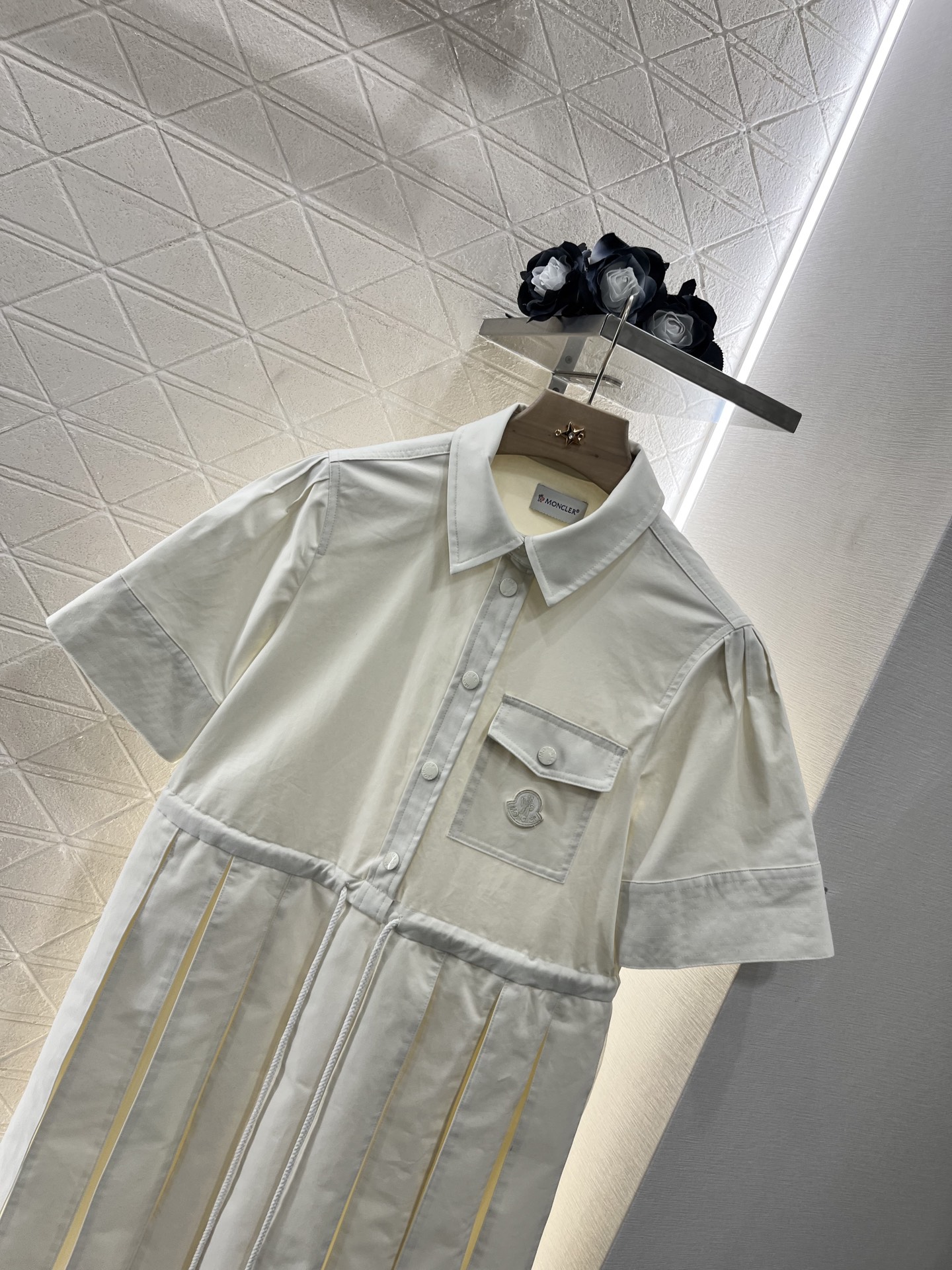 ♥Moncle*♥2025新品上架
     翻领短袖连衣裙
定制YB斜纹全棉材质 工艺处理 穿搭透气 