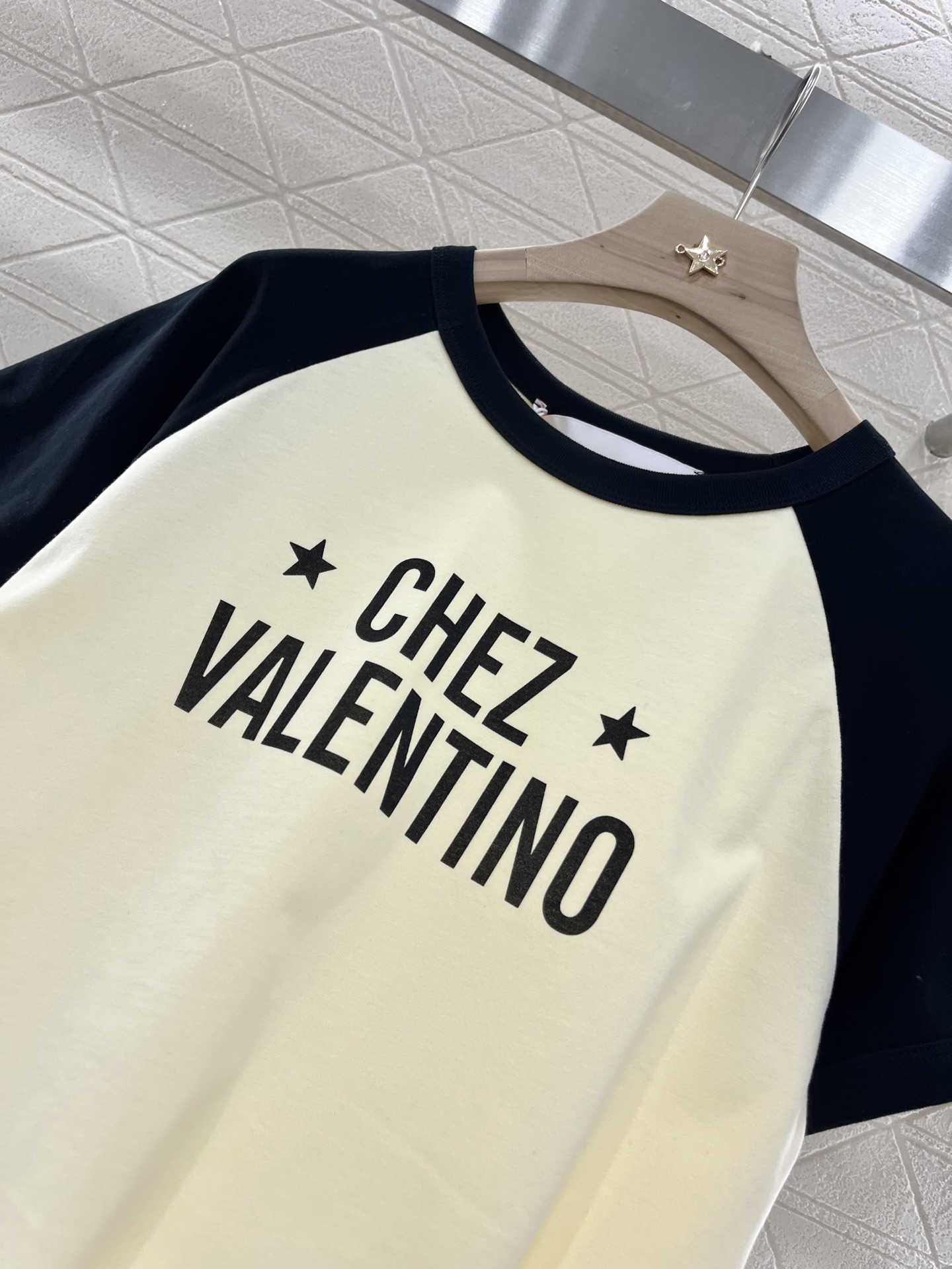 ♥Valentin*♥2025新品上架
     圆领插肩字母𝑇𝑒𝑒
定制YB原生全棉材质 透气舒适 质