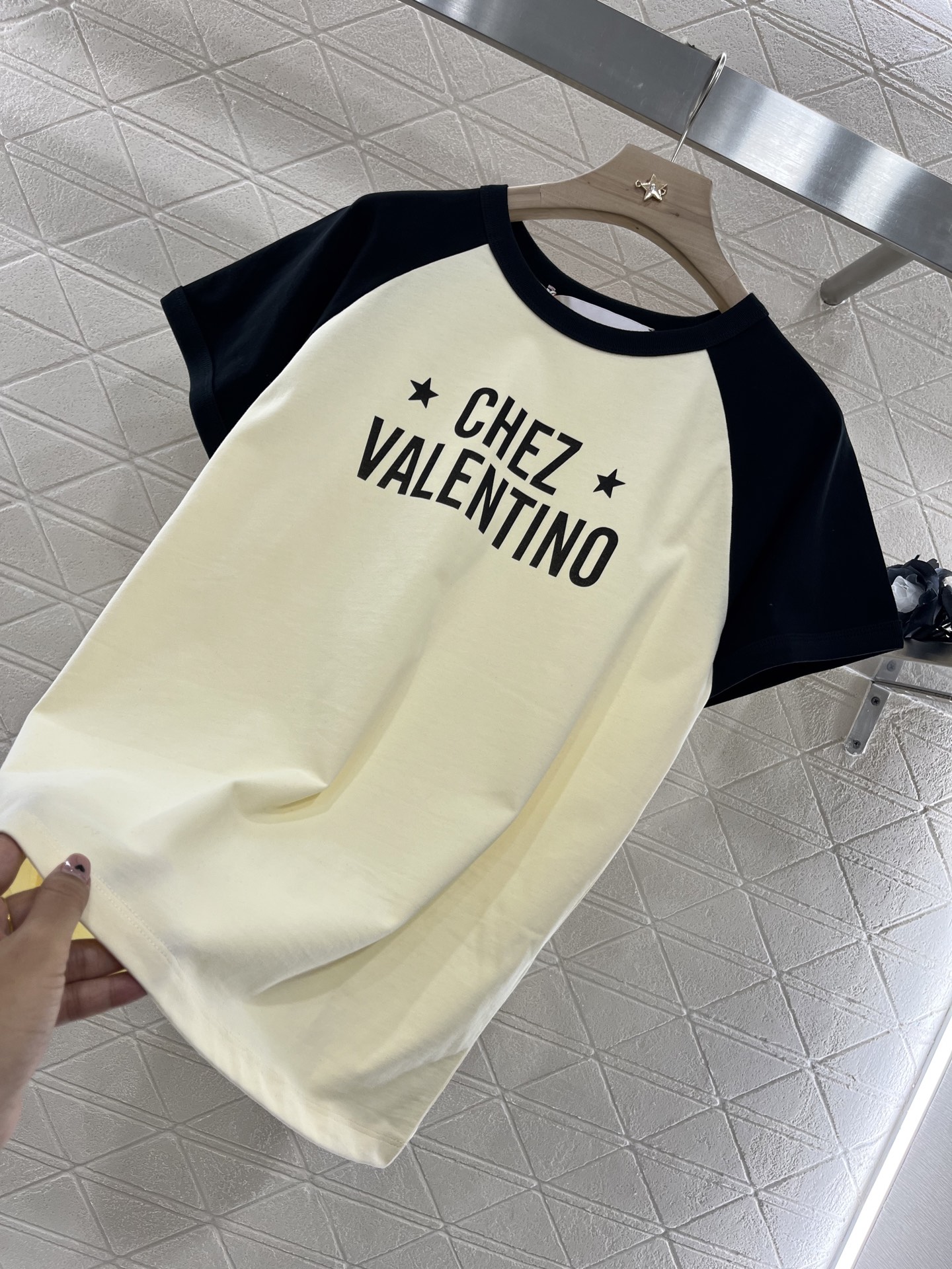 ♥Valentin*♥2025新品上架
     圆领插肩字母𝑇𝑒𝑒
定制YB原生全棉材质 透气舒适 质