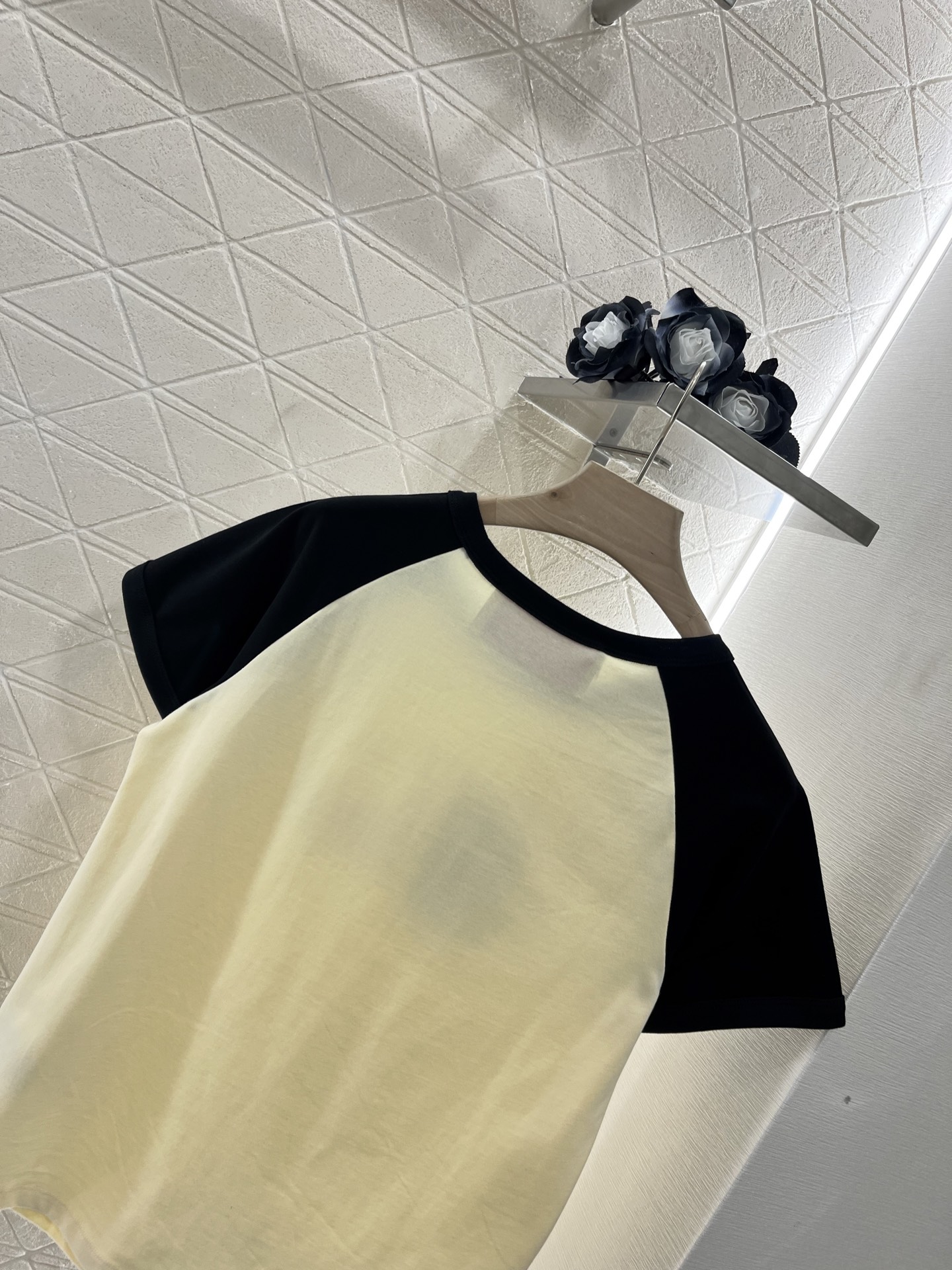 ♥Valentin*♥2025新品上架
     圆领插肩字母𝑇𝑒𝑒
定制YB原生全棉材质 透气舒适 质