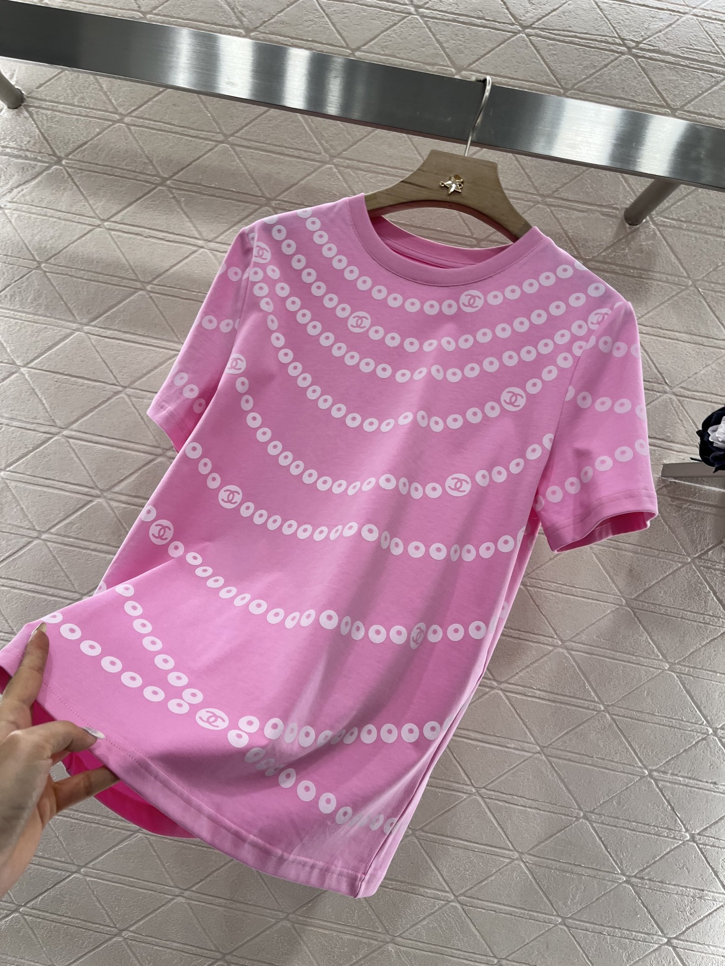 ♥Chane*♥2025新品上架
    印花珍珠链条𝑇𝑒𝑒
定制YB原生全棉材质 透气舒适 质感十足 