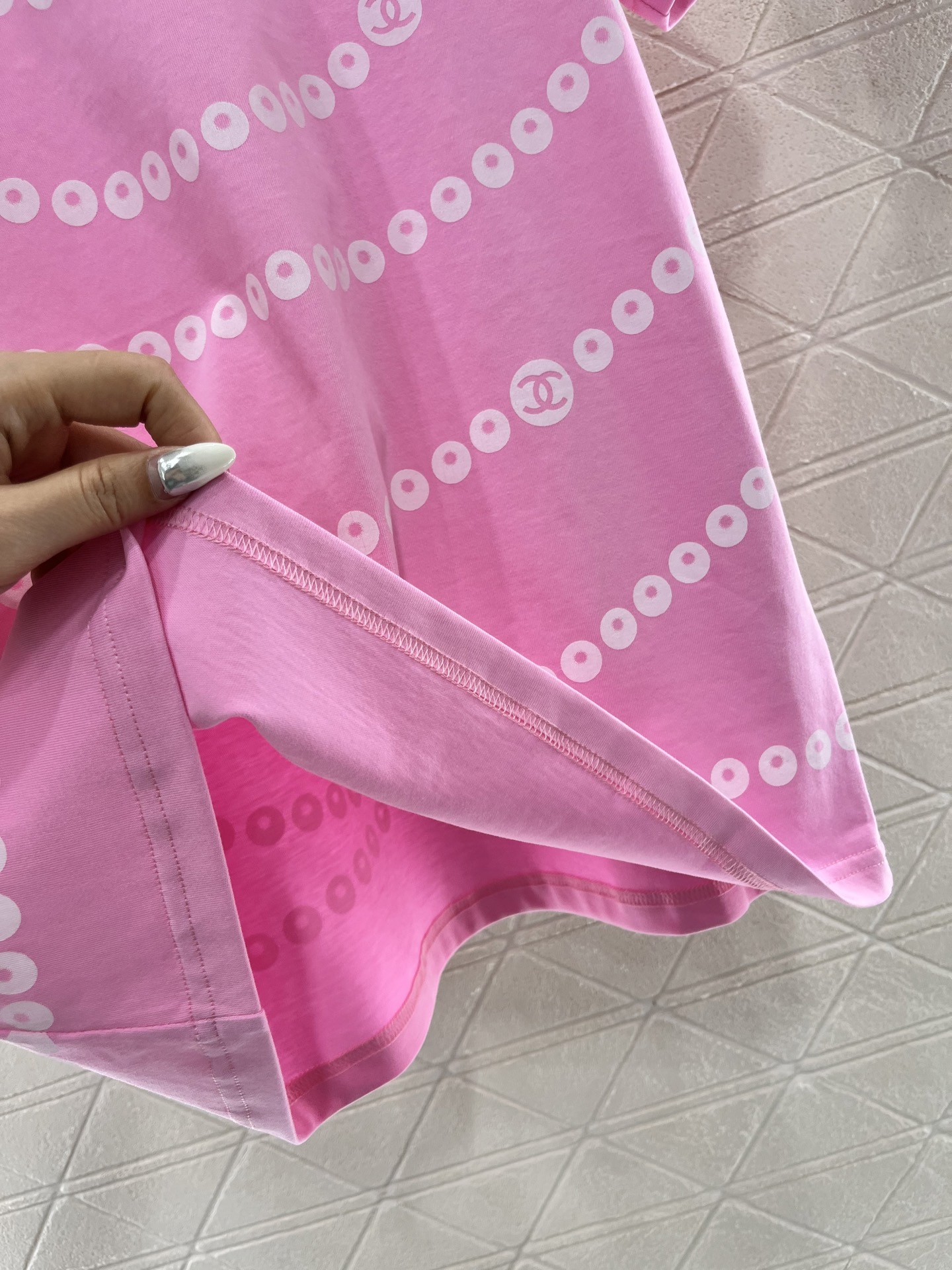 ♥Chane*♥2025新品上架
    印花珍珠链条𝑇𝑒𝑒
定制YB原生全棉材质 透气舒适 质感十足 