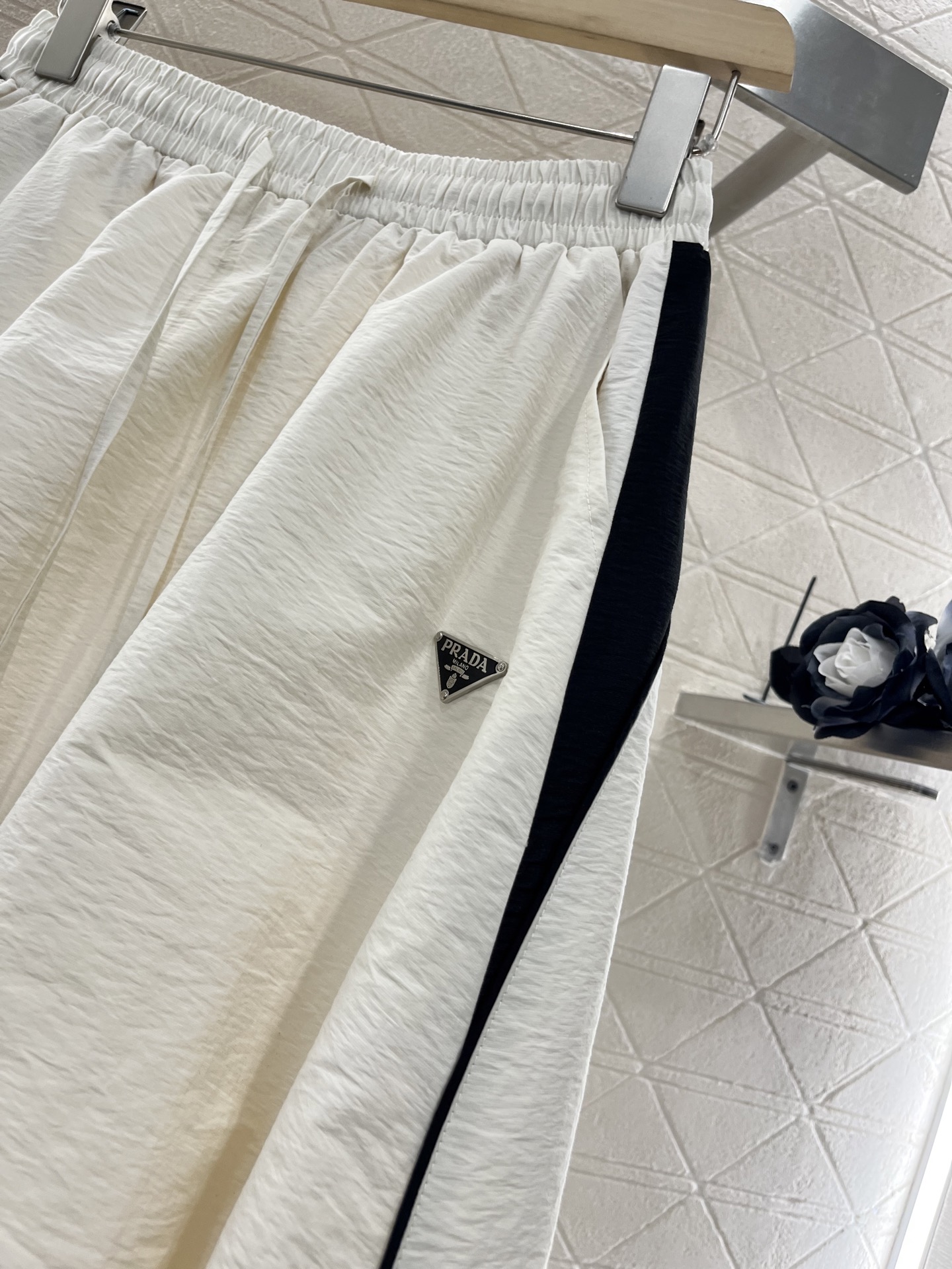 ♥Prad*♥2025新品上架
    撞色工装半裙
定制YB防风防水尼龙材质 透气性更好 夏日穿搭首选