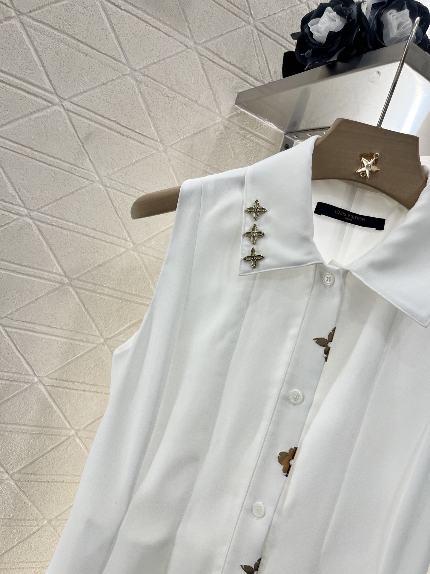 ♥Louis Vuitto*♥2025新品上架
     翻领无袖连衣裙
定制YB进口醋酸材质 质感光泽