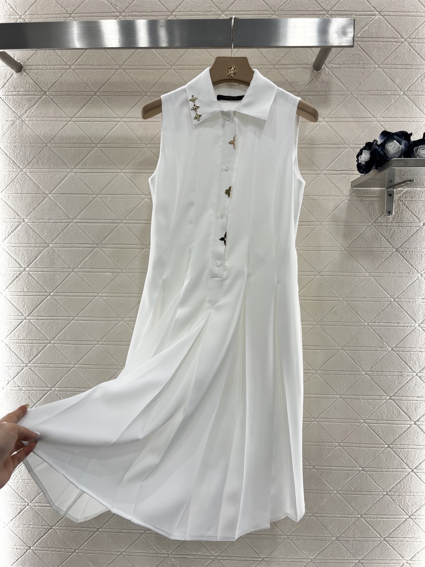 ♥Louis Vuitto*♥2025新品上架
     翻领无袖连衣裙
定制YB进口醋酸材质 质感光泽
