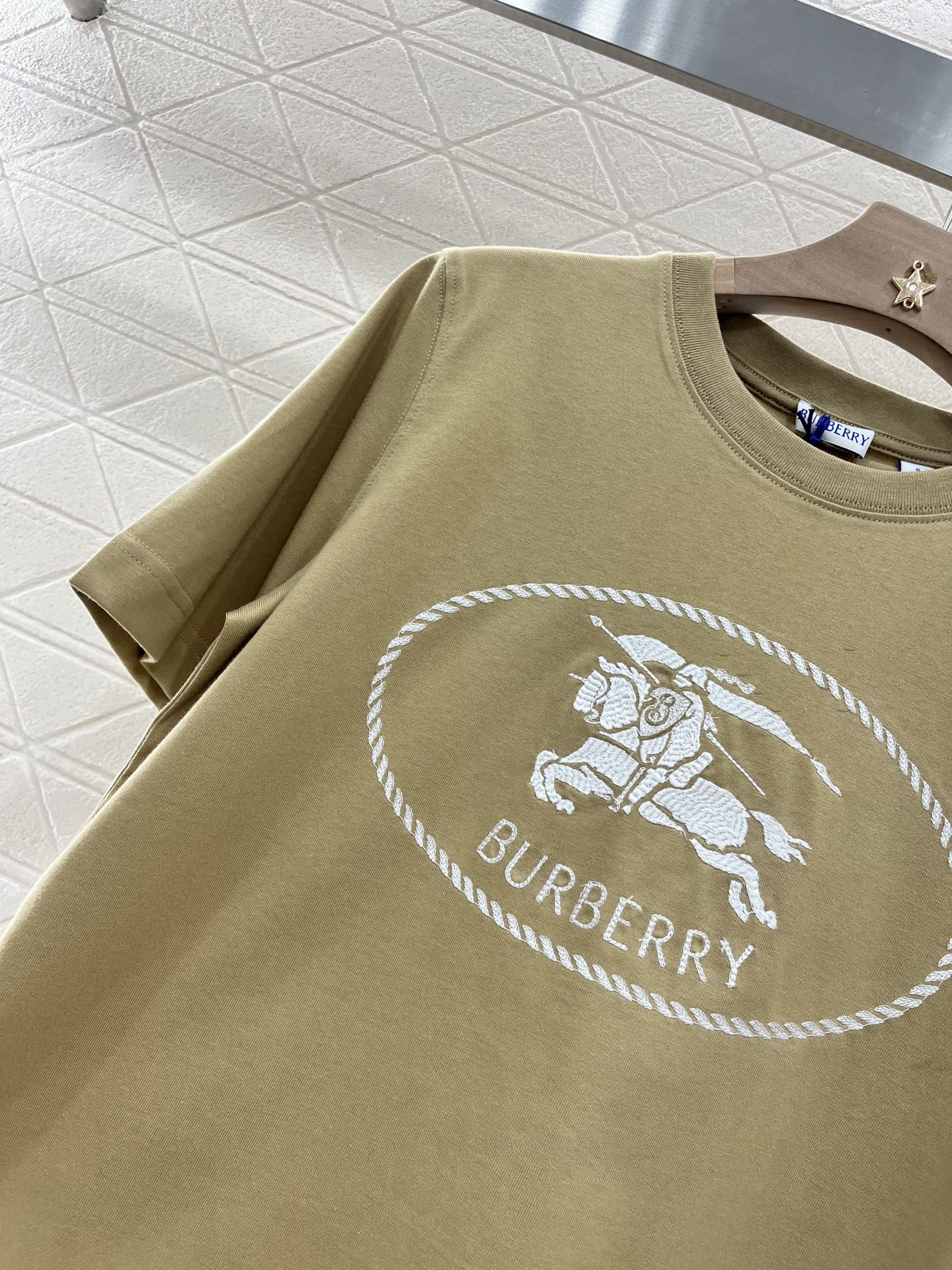 ♥BURBERR*♥2025新品上架
     圆领刺绣战马𝑇𝑒𝑒
定制YB原生全棉材质 透气舒适 质感