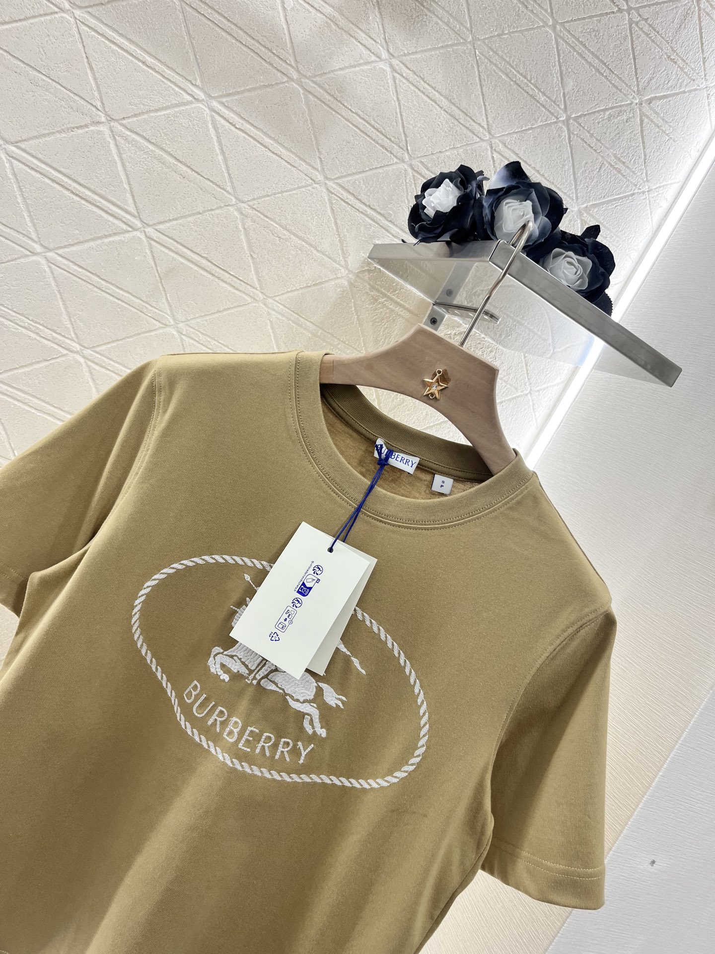 ♥BURBERR*♥2025新品上架
     圆领刺绣战马𝑇𝑒𝑒
定制YB原生全棉材质 透气舒适 质感