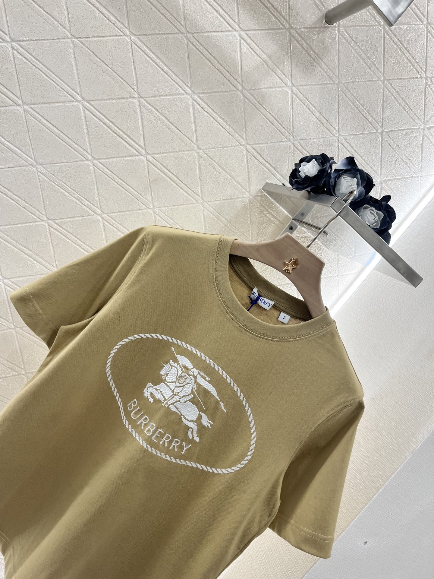 ♥BURBERR*♥2025新品上架
     圆领刺绣战马𝑇𝑒𝑒
定制YB原生全棉材质 透气舒适 质感