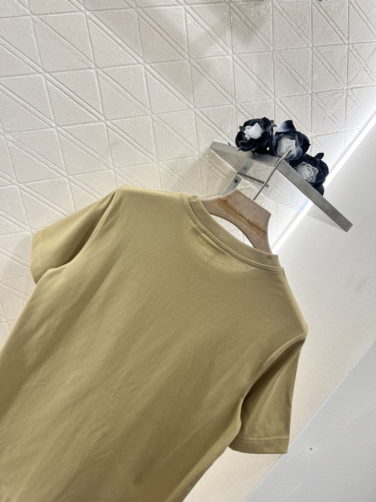♥BURBERR*♥2025新品上架
     圆领刺绣战马𝑇𝑒𝑒
定制YB原生全棉材质 透气舒适 质感