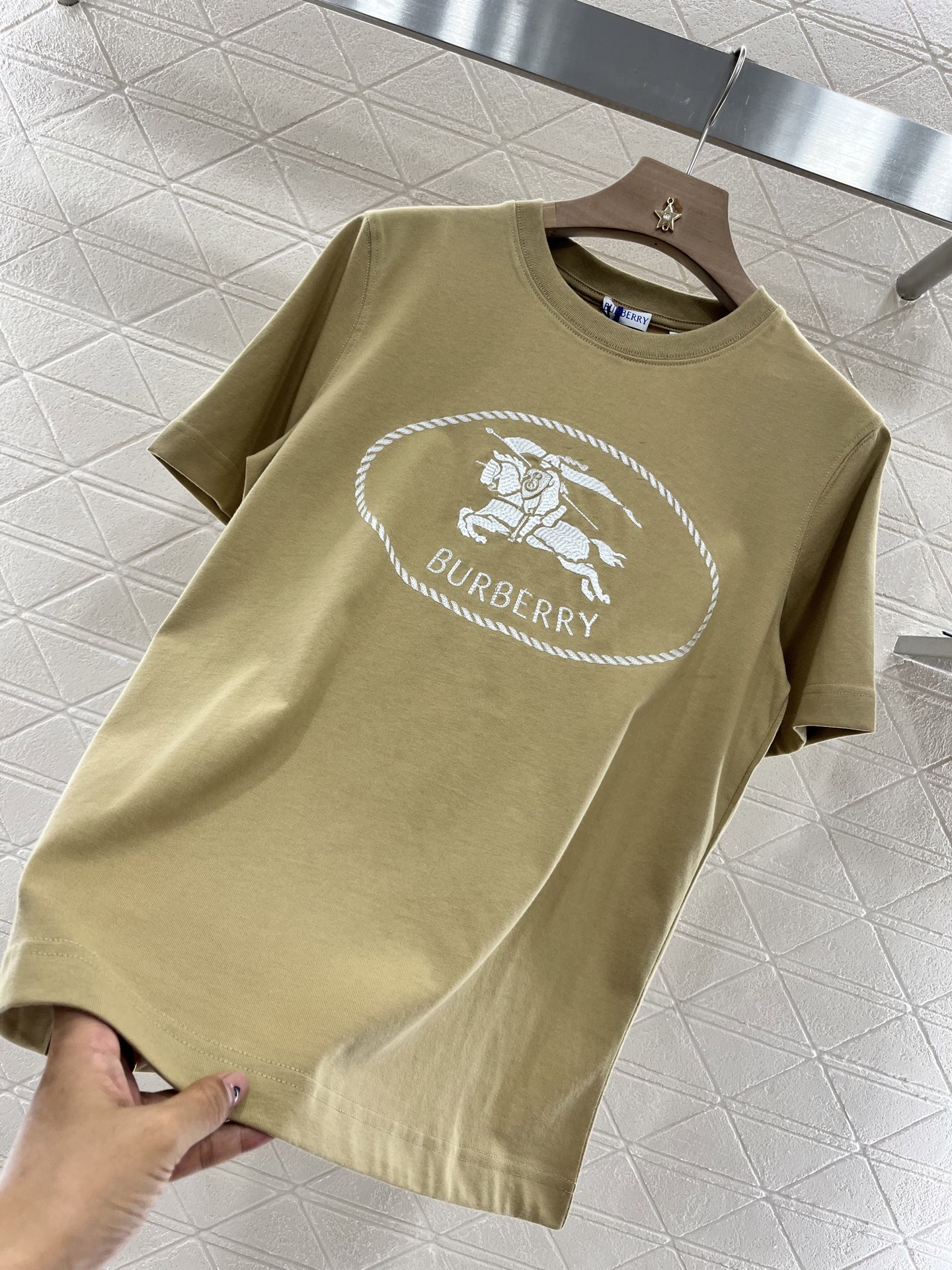 ♥BURBERR*♥2025新品上架
     圆领刺绣战马𝑇𝑒𝑒
定制YB原生全棉材质 透气舒适 质感