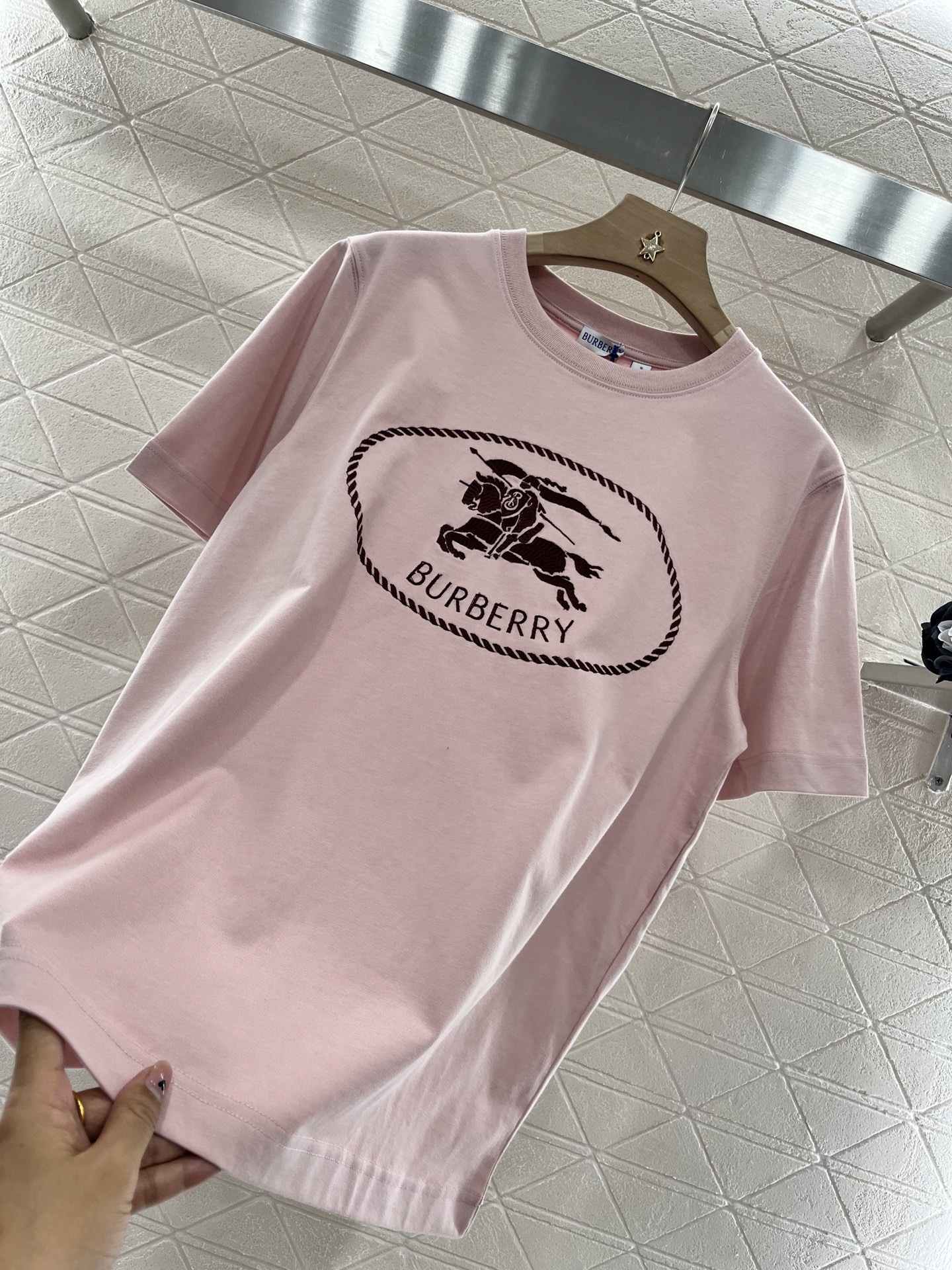 ♥BURBERR*♥2025新品上架
     圆领刺绣战马𝑇𝑒𝑒
定制YB原生全棉材质 透气舒适 质感