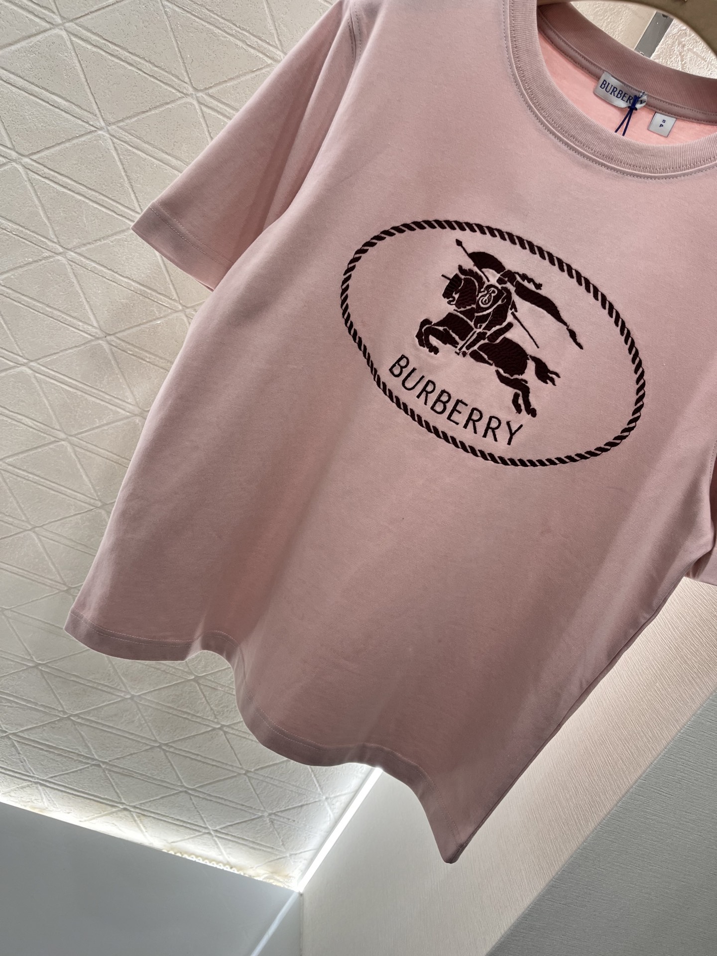 ♥BURBERR*♥2025新品上架
     圆领刺绣战马𝑇𝑒𝑒
定制YB原生全棉材质 透气舒适 质感