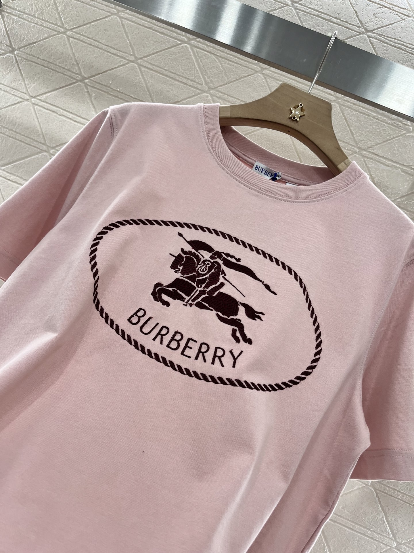 ♥BURBERR*♥2025新品上架
     圆领刺绣战马𝑇𝑒𝑒
定制YB原生全棉材质 透气舒适 质感