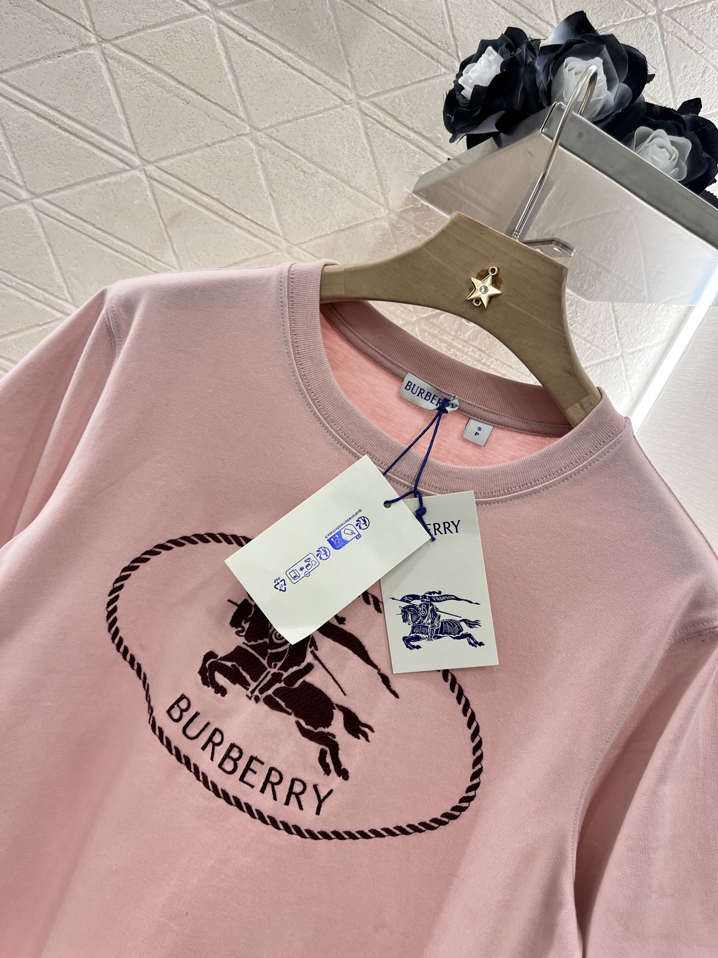 ♥BURBERR*♥2025新品上架
     圆领刺绣战马𝑇𝑒𝑒
定制YB原生全棉材质 透气舒适 质感