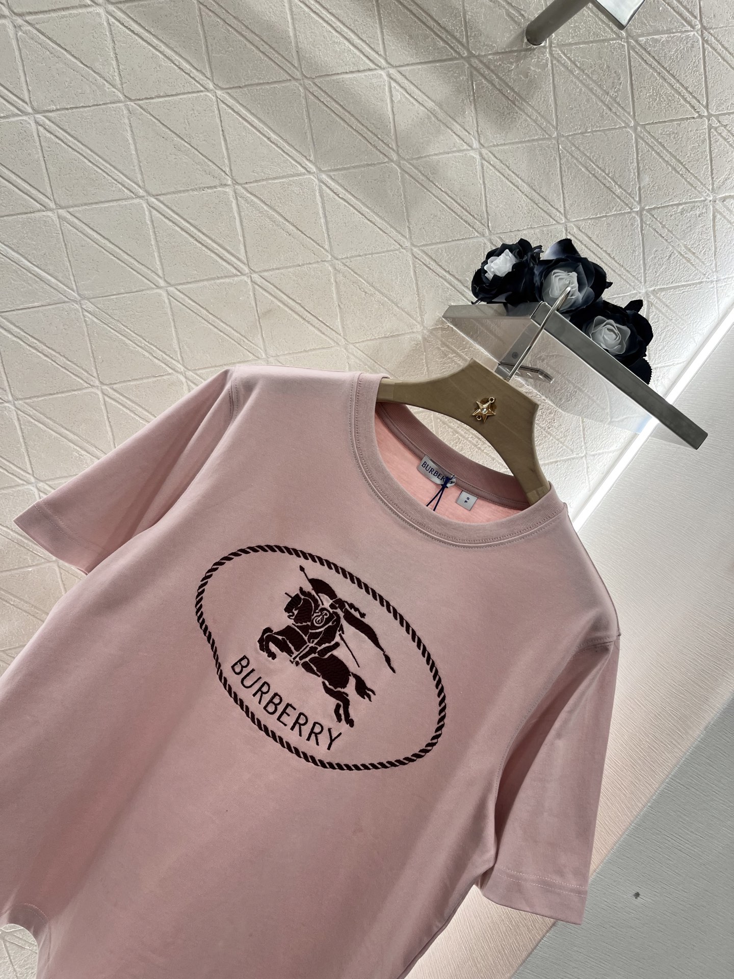 ♥BURBERR*♥2025新品上架
     圆领刺绣战马𝑇𝑒𝑒
定制YB原生全棉材质 透气舒适 质感