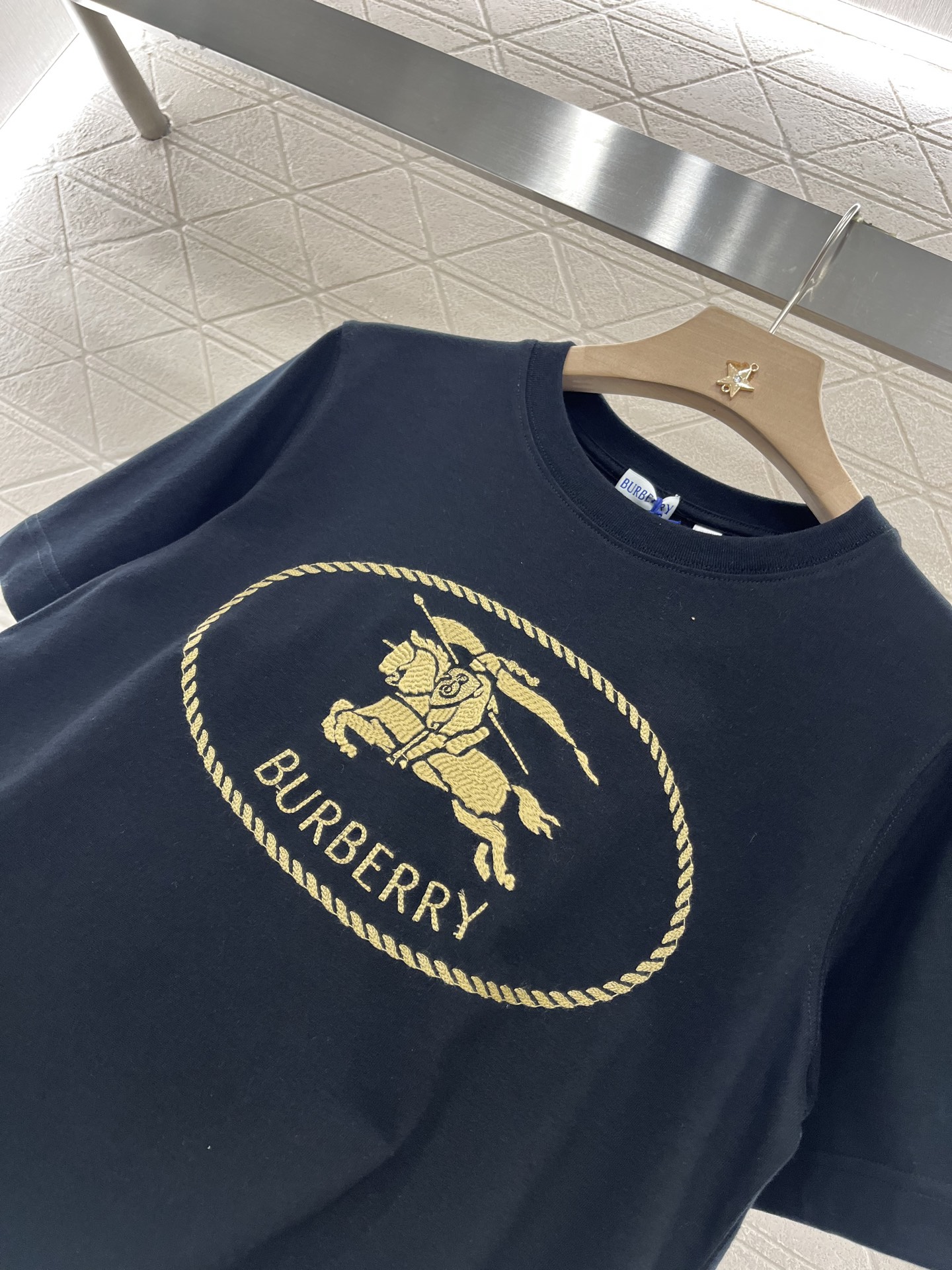 ♥BURBERR*♥2025新品上架
     圆领刺绣战马𝑇𝑒𝑒
定制YB原生全棉材质 透气舒适 质感