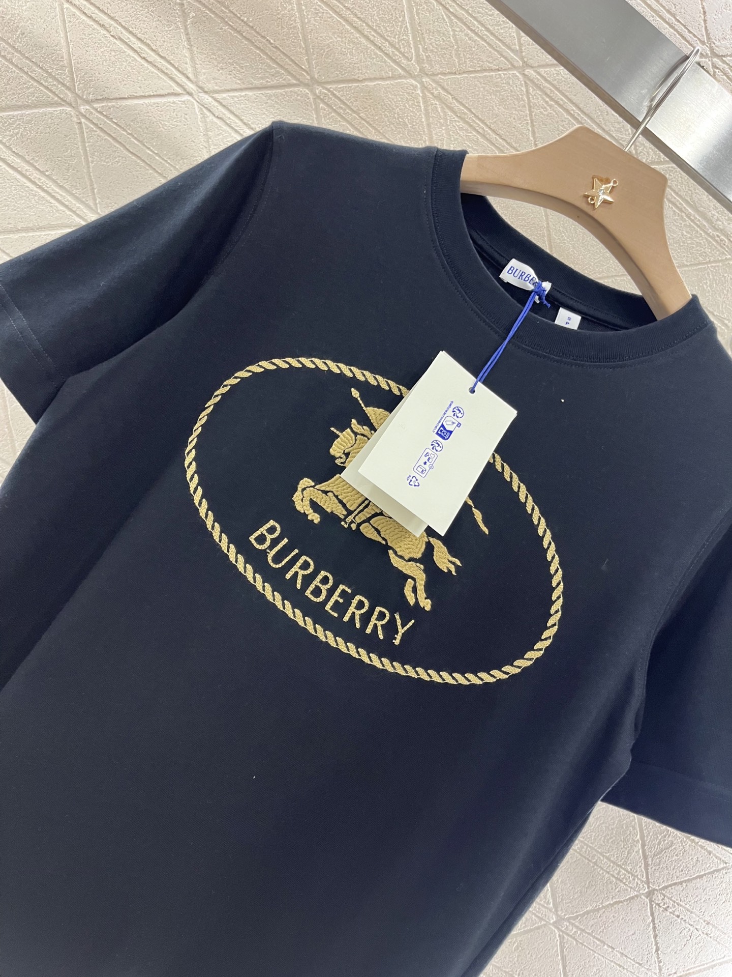 ♥BURBERR*♥2025新品上架
     圆领刺绣战马𝑇𝑒𝑒
定制YB原生全棉材质 透气舒适 质感