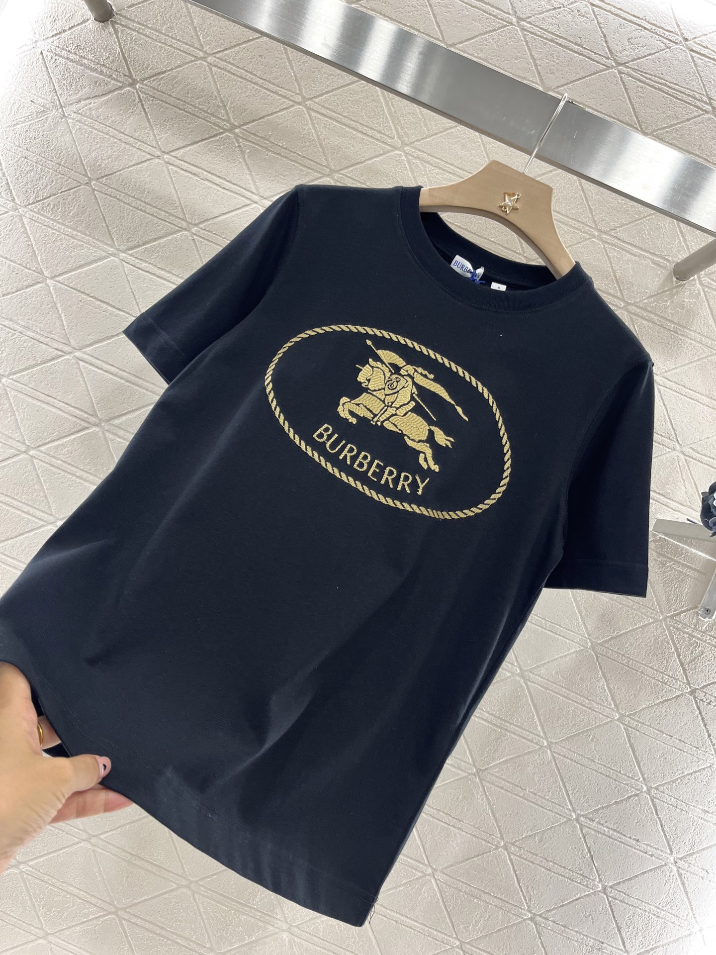 ♥BURBERR*♥2025新品上架
     圆领刺绣战马𝑇𝑒𝑒
定制YB原生全棉材质 透气舒适 质感