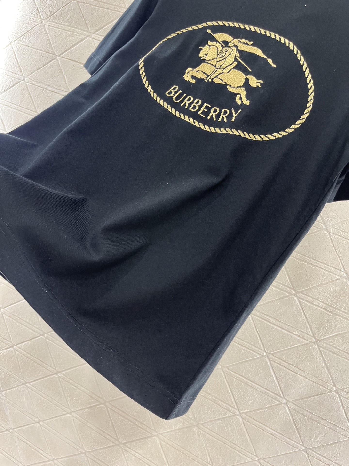 ♥BURBERR*♥2025新品上架
     圆领刺绣战马𝑇𝑒𝑒
定制YB原生全棉材质 透气舒适 质感