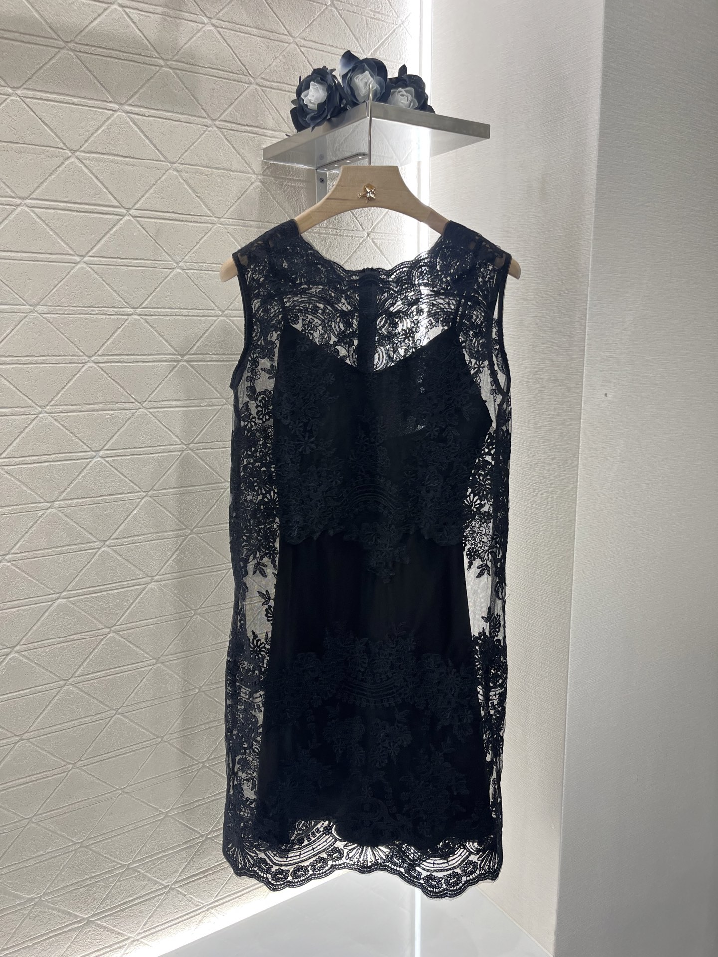 ♥Ermanno scervin*♥2025新品上架
    重工水溶蕾丝背心裙
定制YB进口绵绸材质 