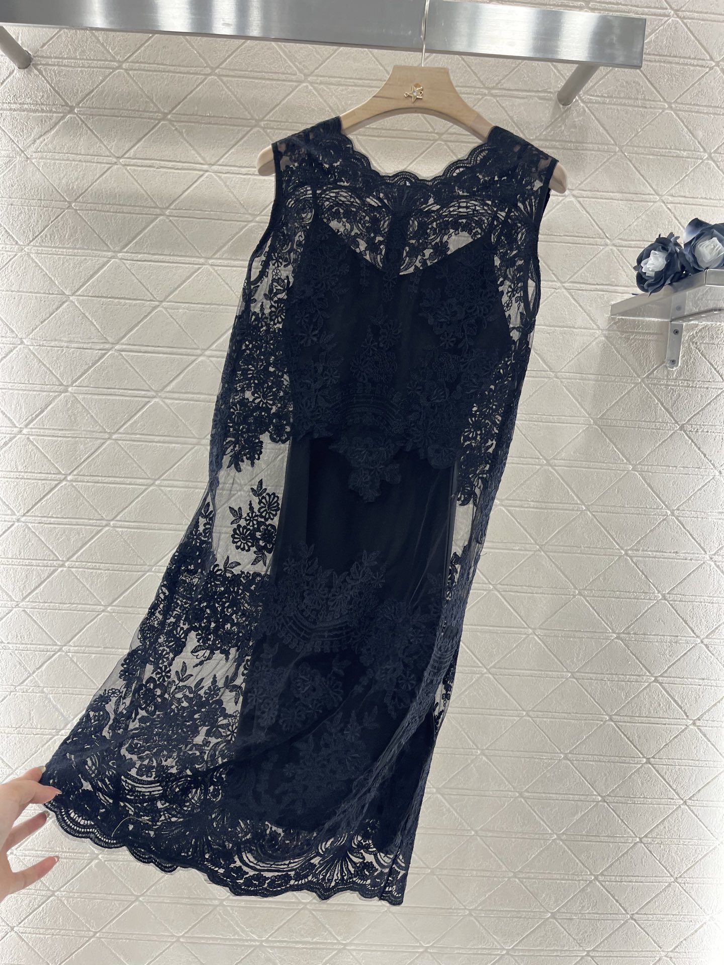 ♥Ermanno scervin*♥2025新品上架
    重工水溶蕾丝背心裙
定制YB进口绵绸材质 
