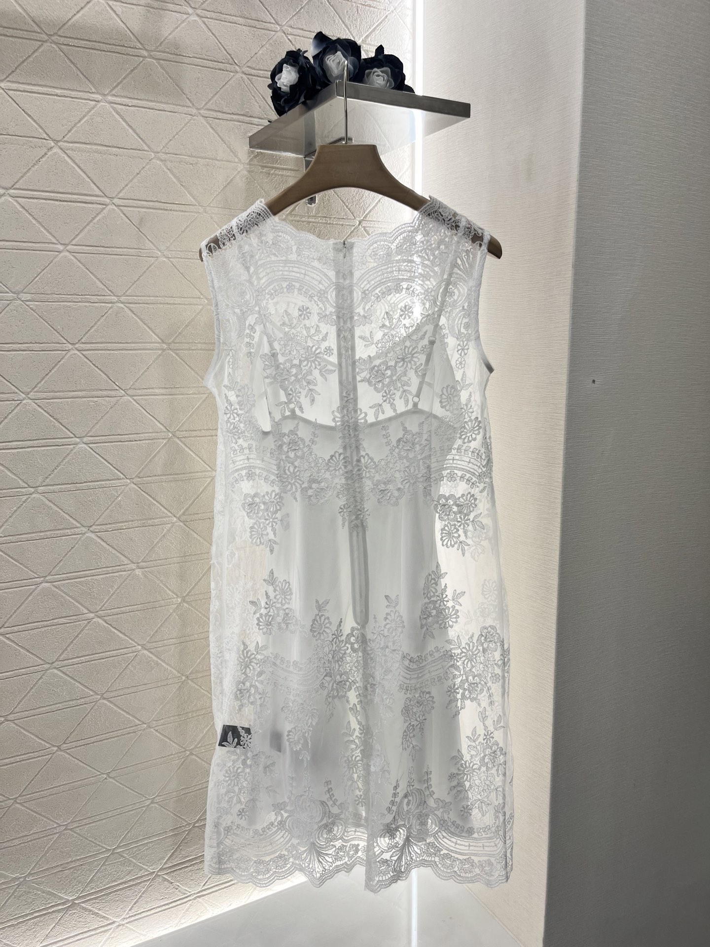 ♥Ermanno scervin*♥2025新品上架
    重工水溶蕾丝背心裙
定制YB进口绵绸材质 