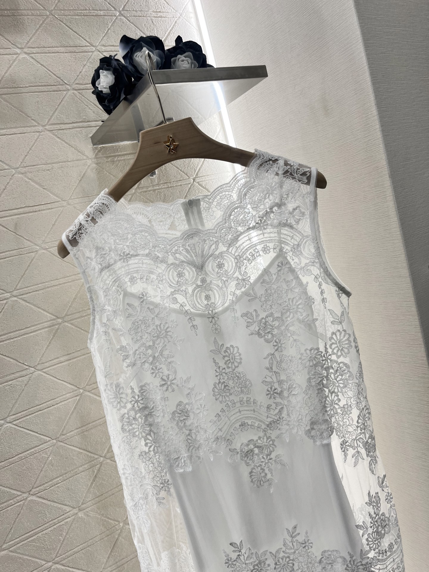 ♥Ermanno scervin*♥2025新品上架
    重工水溶蕾丝背心裙
定制YB进口绵绸材质 