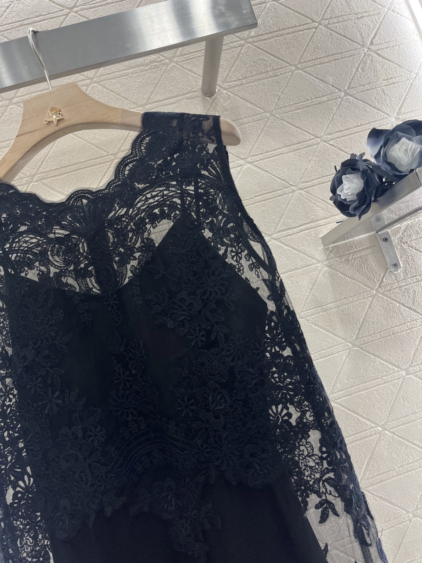 ♥Ermanno scervin*♥2025新品上架
    重工水溶蕾丝背心裙
定制YB进口绵绸材质 