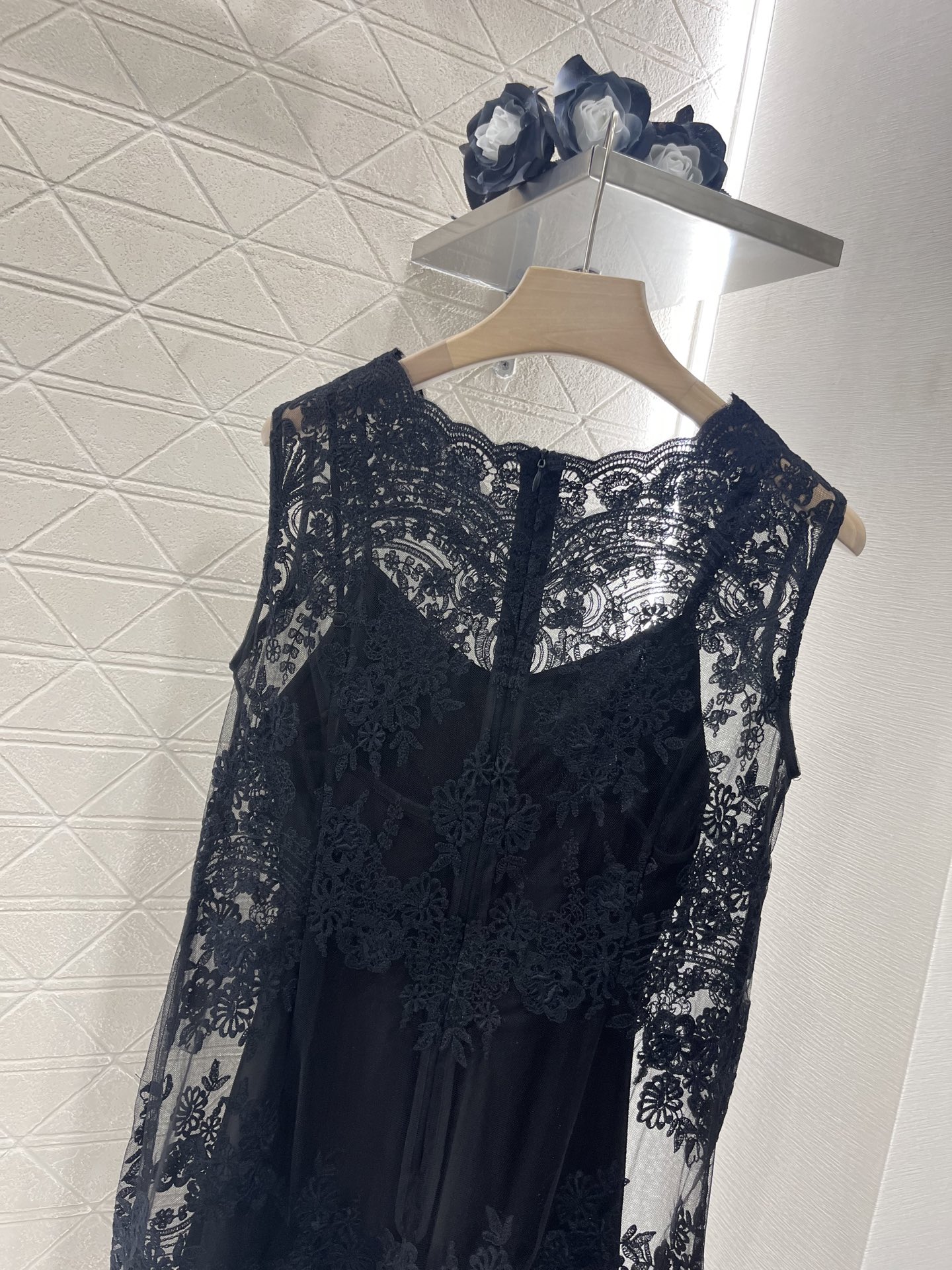 ♥Ermanno scervin*♥2025新品上架
    重工水溶蕾丝背心裙
定制YB进口绵绸材质 