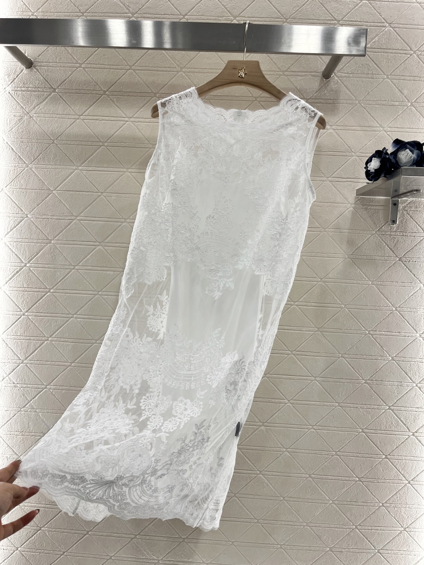 ♥Ermanno scervin*♥2025新品上架
    重工水溶蕾丝背心裙
定制YB进口绵绸材质 