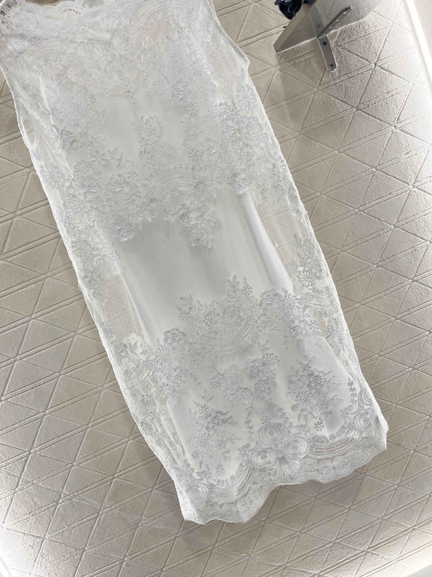 ♥Ermanno scervin*♥2025新品上架
    重工水溶蕾丝背心裙
定制YB进口绵绸材质 