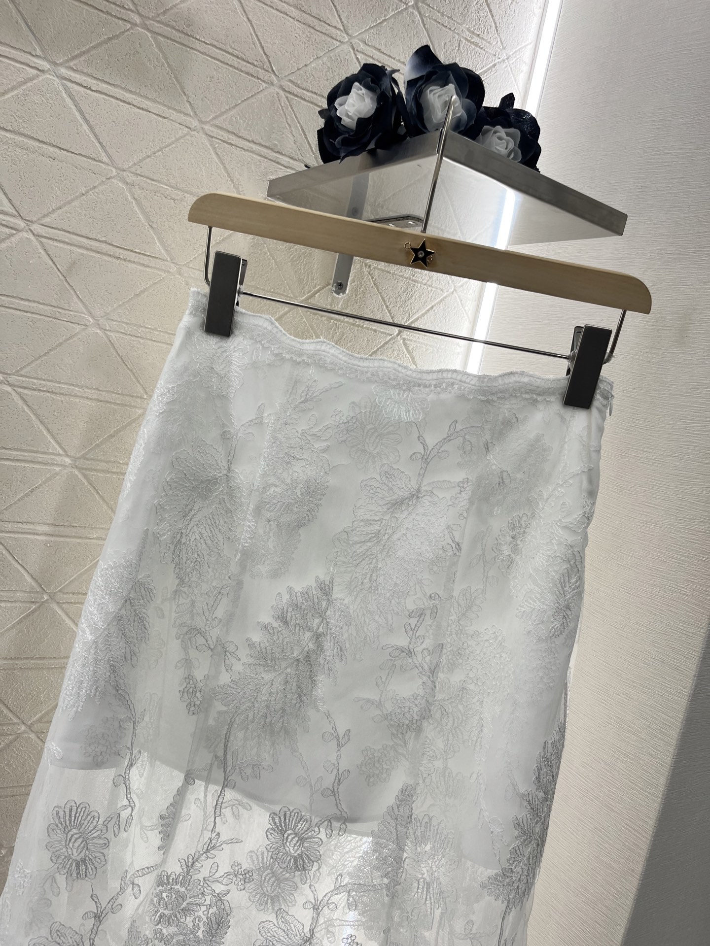 ♥Ermanno scervin*♥2025新品上架
    重工水溶蕾丝三层半裙
定制YB进口绵绸材质