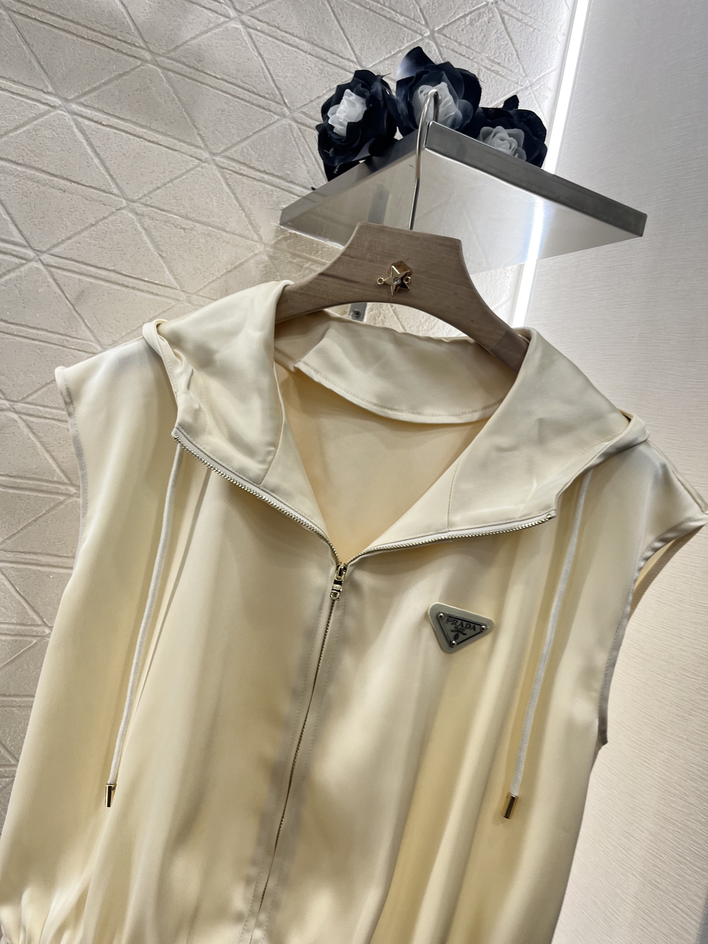 ♥Prad*♥2025新品上架
  连帽马甲长裤套装
定制YB进口醋酸材质 光滑细腻 透气性更好 夏日穿