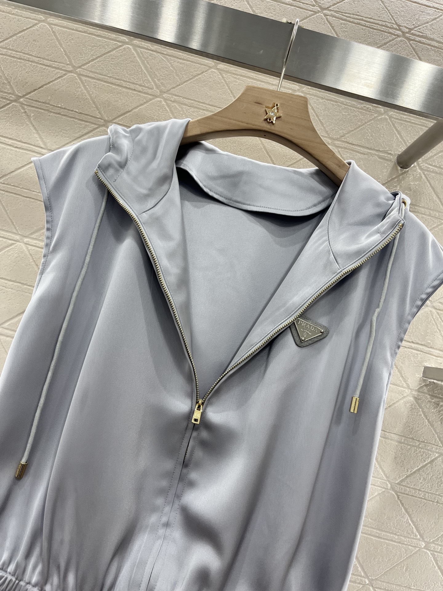 ♥Prad*♥2025新品上架
  连帽马甲长裤套装
定制YB进口醋酸材质 光滑细腻 透气性更好 夏日穿
