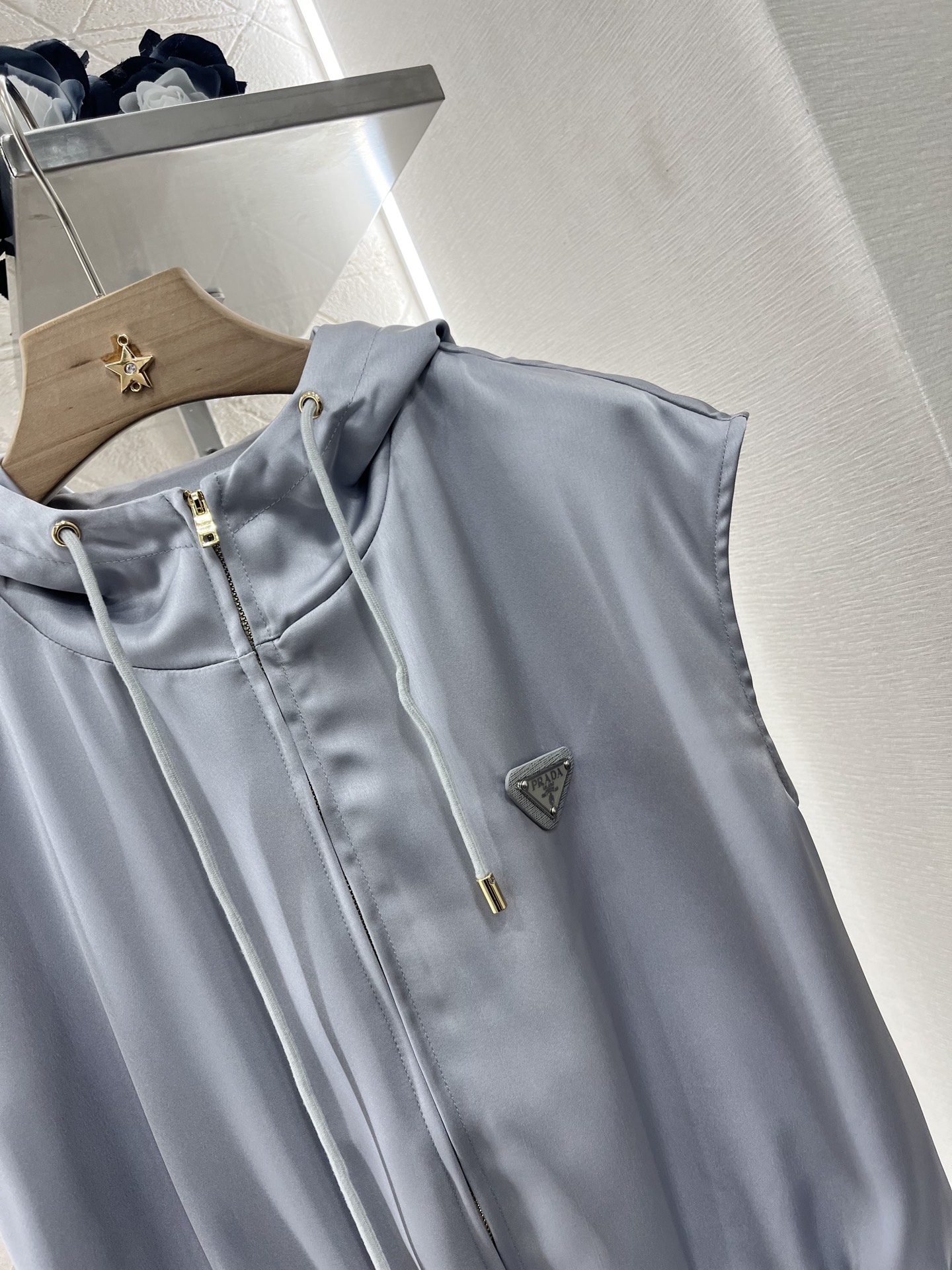 ♥Prad*♥2025新品上架
  连帽马甲长裤套装
定制YB进口醋酸材质 光滑细腻 透气性更好 夏日穿